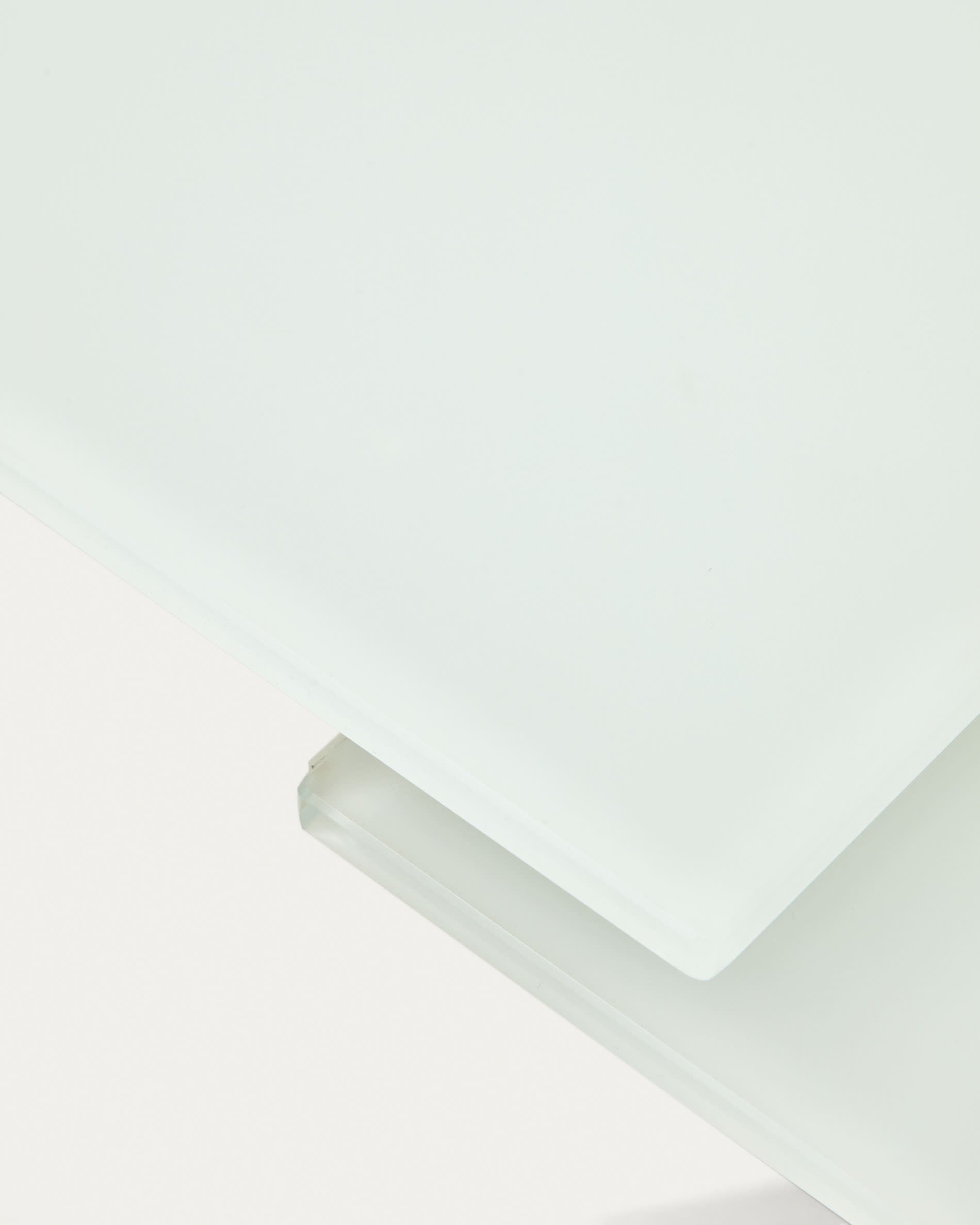 Moderner Atminda Ausziehtisch aus robustem, getempertem Glas mit stilvollen Stahlbeinen in Weiß, erweiterbar von 160 auf 210 cm.