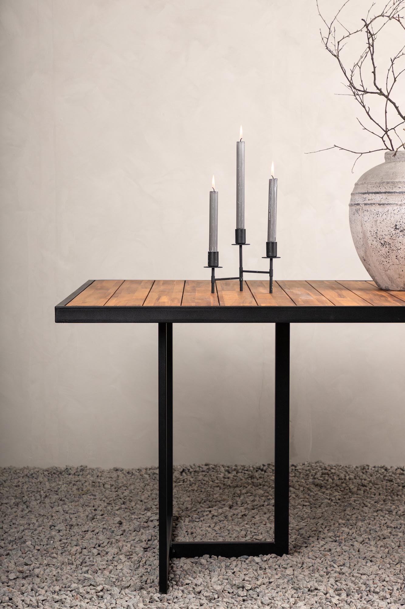 Stilvoller Khung Gartentisch aus Akazienholz von Venture Home.