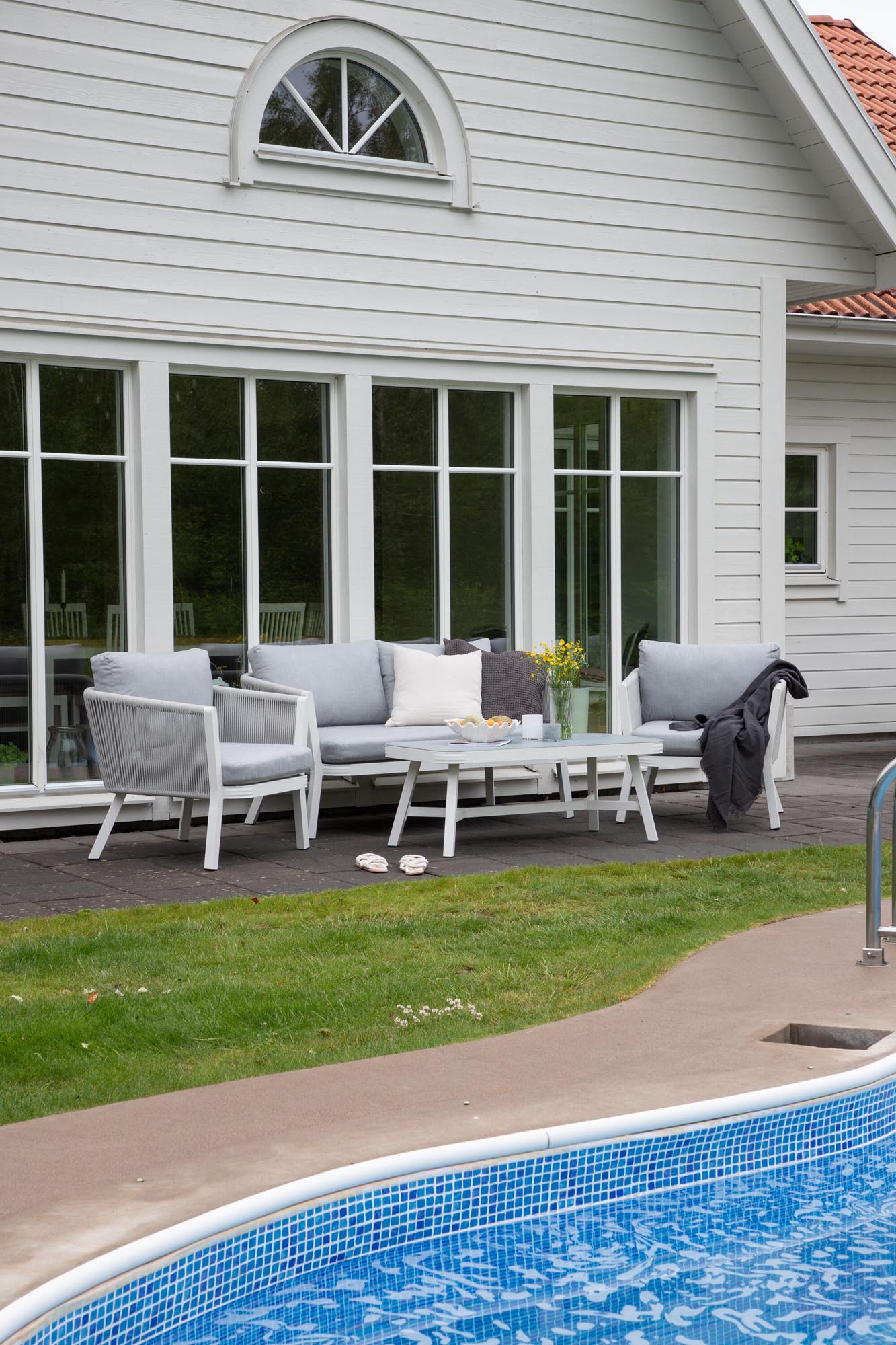 Virya Sofa Outdoorset 120cm in Weiss präsentiert im Onlineshop von KAQTU Design AG. Loungeset ist von Venture Home