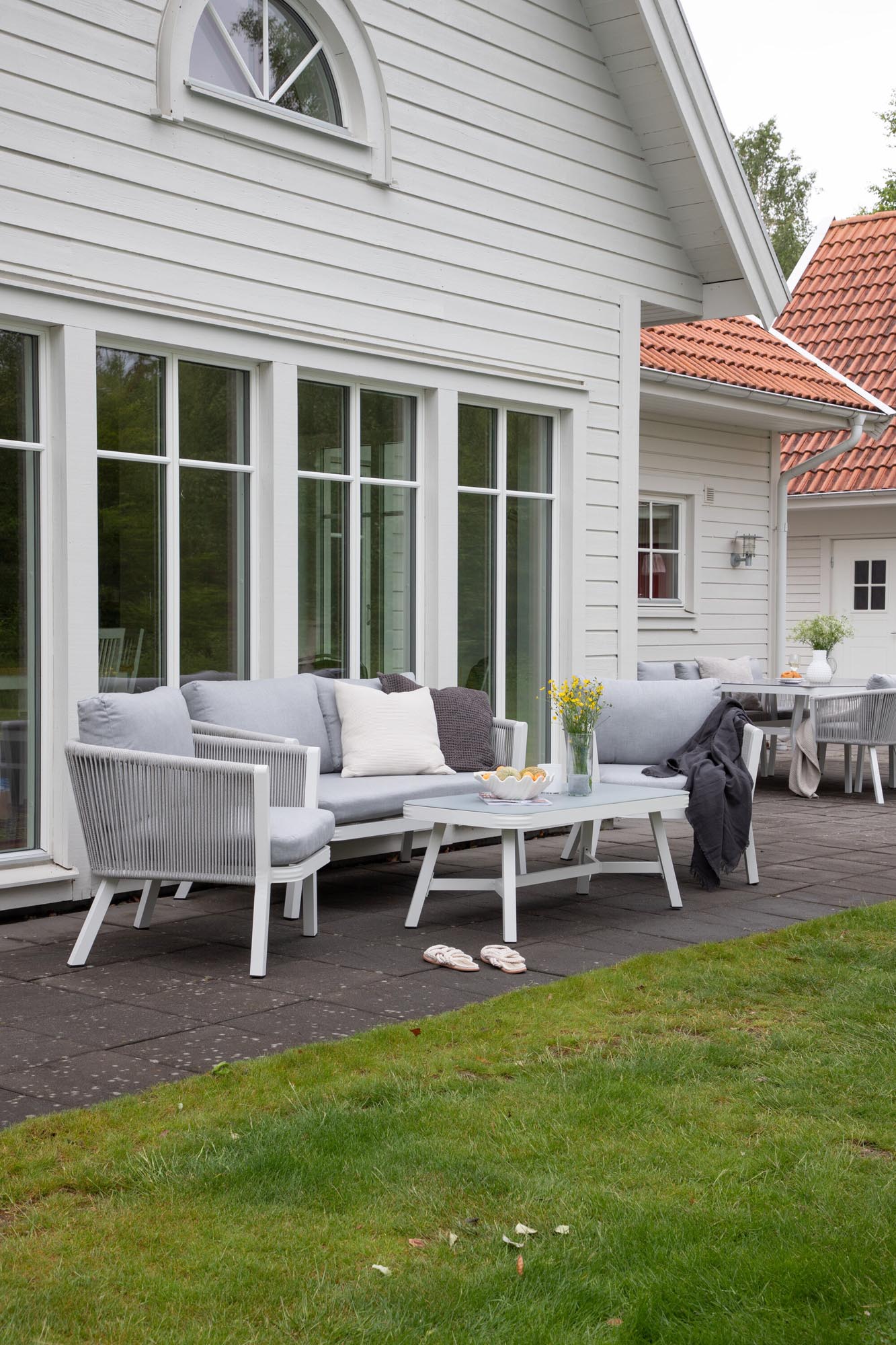 Elegantes Virya Sofa Outdoorset 120cm von Venture Home: Komfort und Stil für Ihre Terrasse, ideal für entspannte Sommerabende.