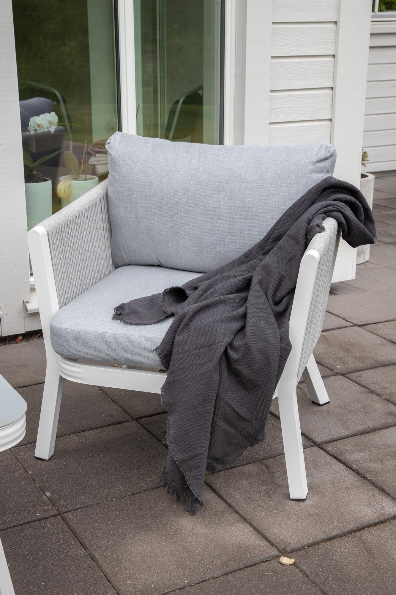 Virya Sofa Outdoorset 120cm in Weiss präsentiert im Onlineshop von KAQTU Design AG. Loungeset ist von Venture Home