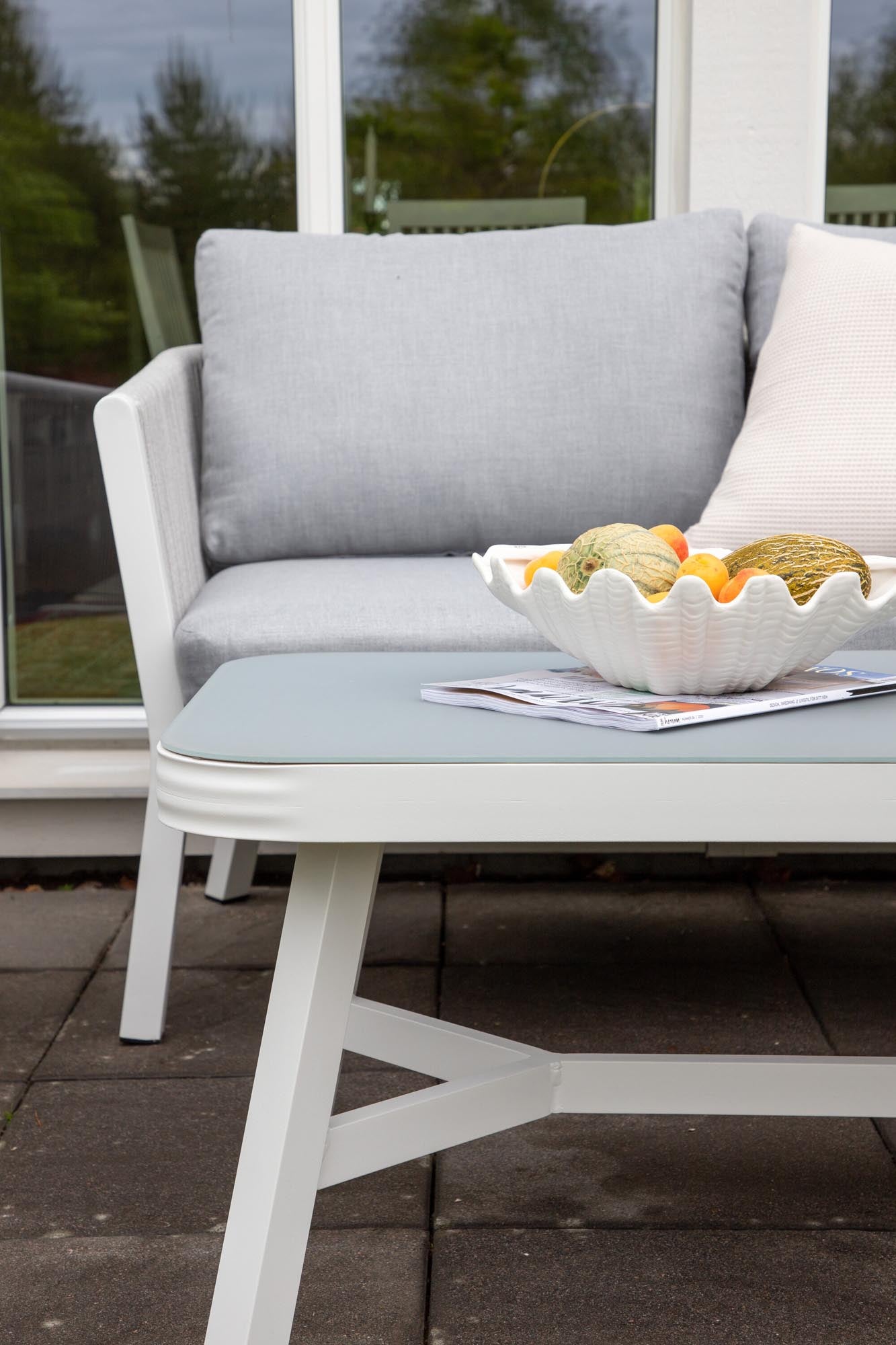 Stylisches Virya Sofa Outdoorset 120cm von Venture Home: Ideal für entspannte Momente im Freien mit robusten Materialien und elegantem Design.