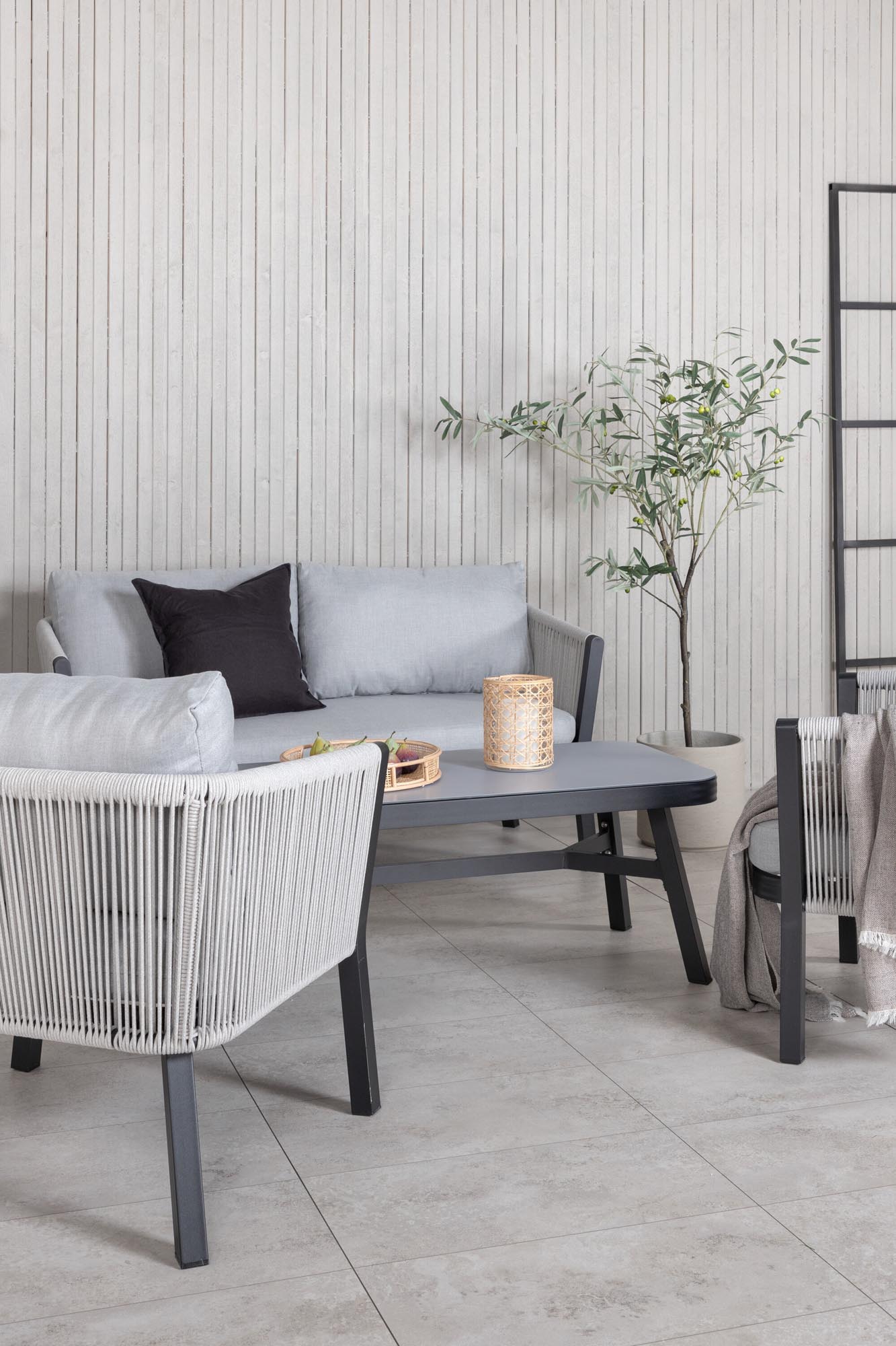 Virya Sofa Outdoorset 120cm in Grau präsentiert im Onlineshop von KAQTU Design AG. Loungeset ist von Venture Home