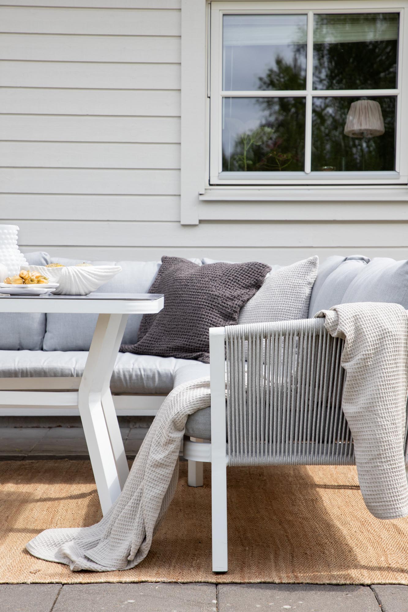 Stylisches Virya Ecksofa Outdoorset 90cm von Venture Home: Ideal für entspannte Stunden im Freien mit hohem Komfort und modernem Design.
