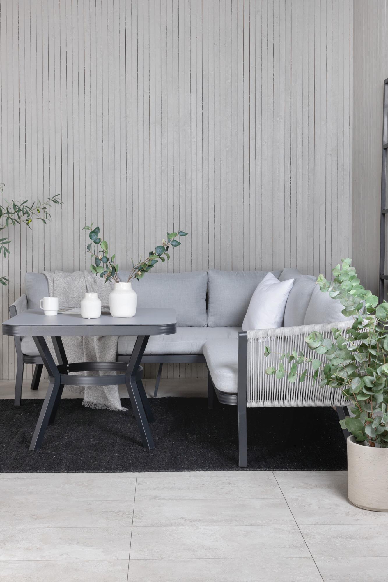 Stylisches Virya Ecksofa Outdoorset 90cm von Venture Home: Ideal für entspannte Stunden im Freien mit hohem Komfort und modernem Design.