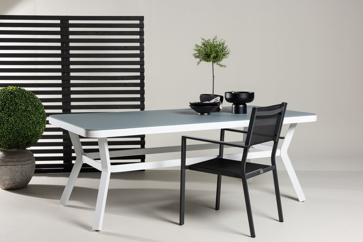 Virya Gartentisch in Weiss präsentiert im Onlineshop von KAQTU Design AG. Gartentisch ist von Venture Home