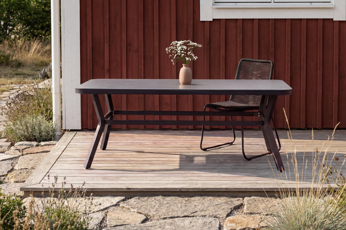 Virya Gartentisch in Schwarz präsentiert im Onlineshop von KAQTU Design AG. Gartentisch ist von Venture Home