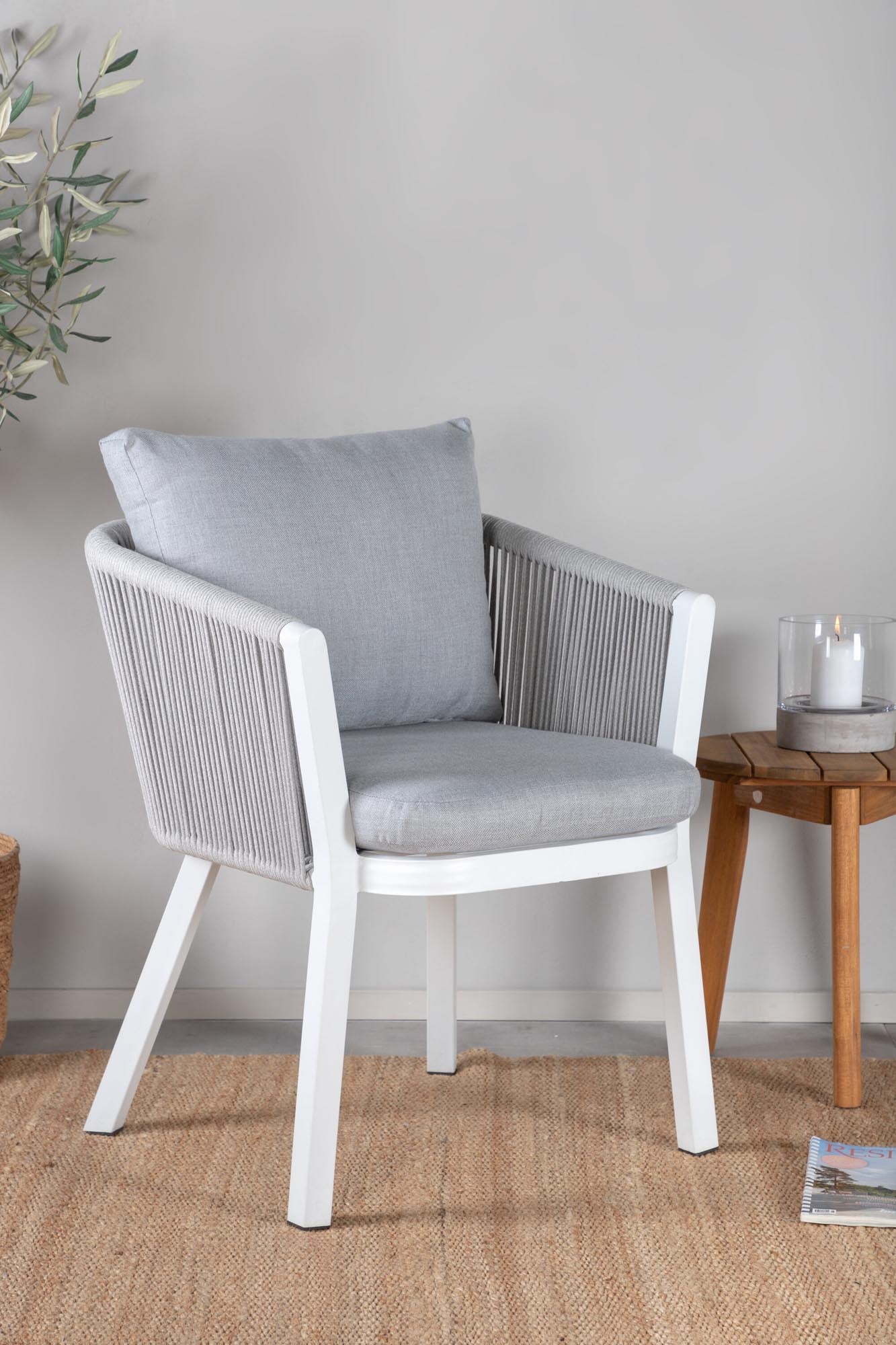 Eleganter Virya Gartenstuhl von Venture Home: Komfort und modernes Design für entspannte Stunden im Freien.