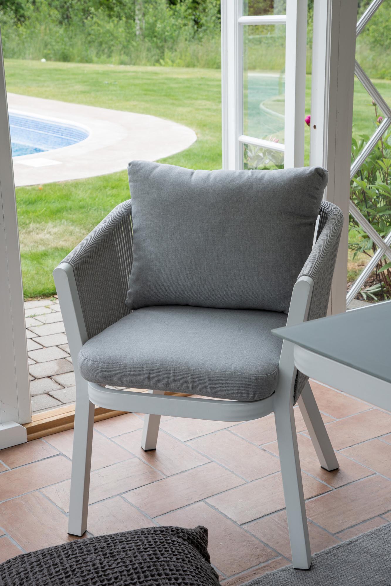 Stylischer Virya Gartenstuhl von Venture Home: Komfort und modernes Design für entspannte Stunden im Freien.