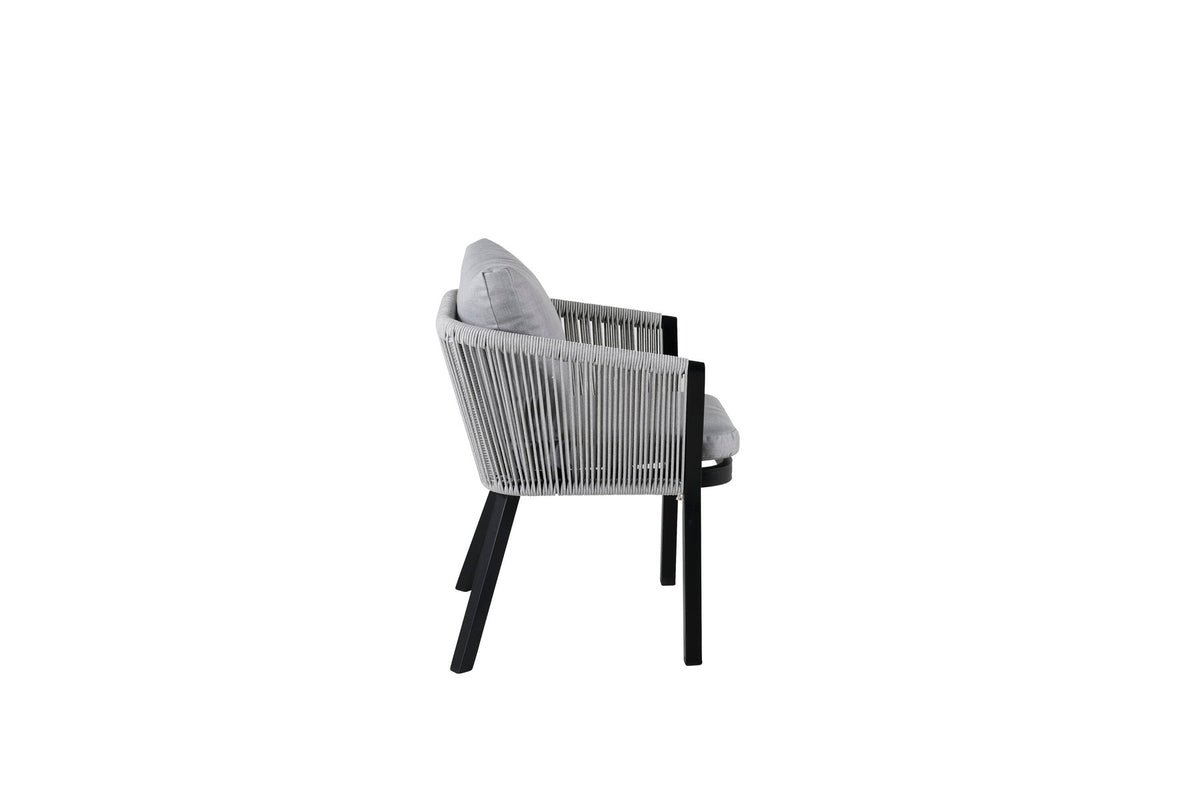 Virya Gartenstuhl in Schwarz präsentiert im Onlineshop von KAQTU Design AG. Gartenstuhl mit Armlehnen ist von Venture Home