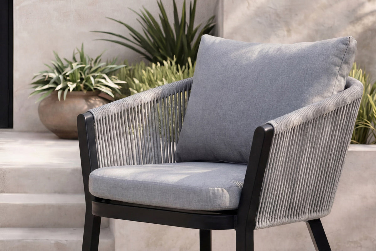 Virya Gartenstuhl in Schwarz präsentiert im Onlineshop von KAQTU Design AG. Gartenstuhl mit Armlehnen ist von Venture Home