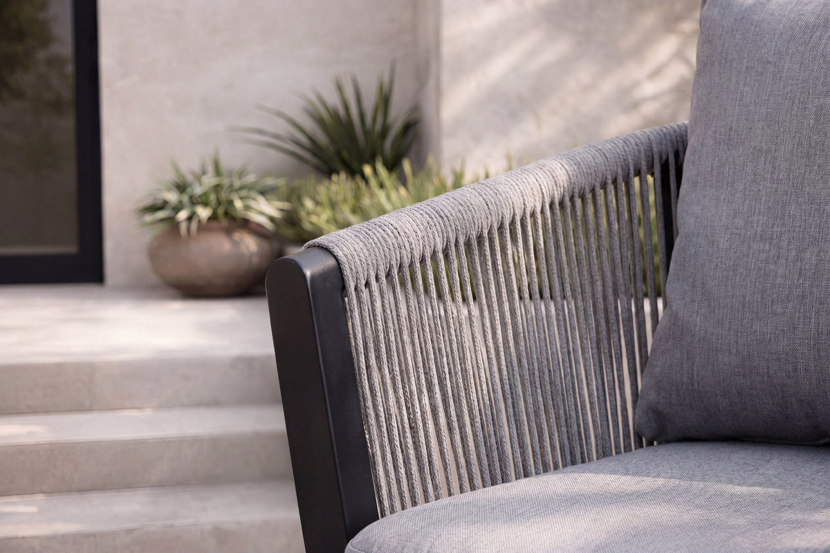 Virya Gartenstuhl in Schwarz präsentiert im Onlineshop von KAQTU Design AG. Gartenstuhl mit Armlehnen ist von Venture Home