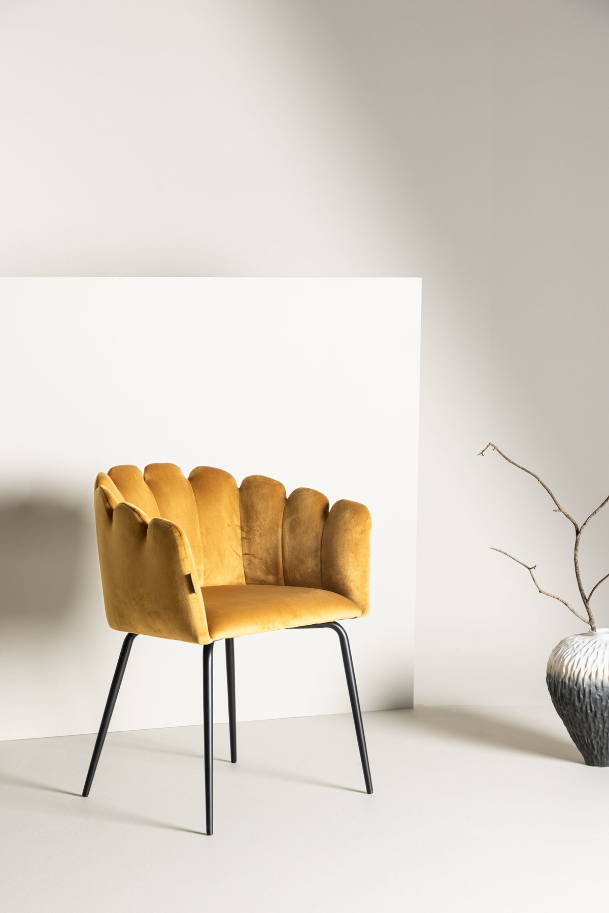 Limhamn Stuhl in Gelb präsentiert im Onlineshop von KAQTU Design AG. Schalenstuhl mit Armlehne ist von Furniture Fashion