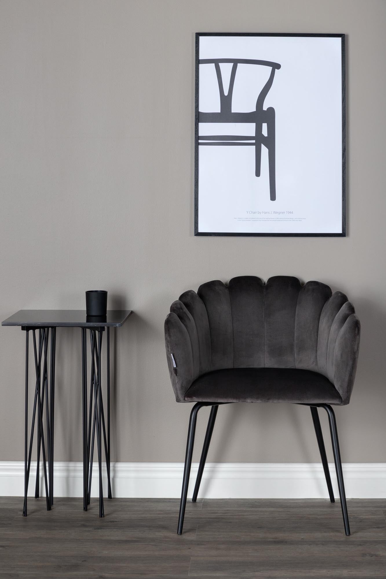 Entdecken Sie den Limhamn Stuhl von Furniture Fashion: Eleganter Samt trifft auf robustes Metall für höchsten Sitzkomfort und modernes Design.