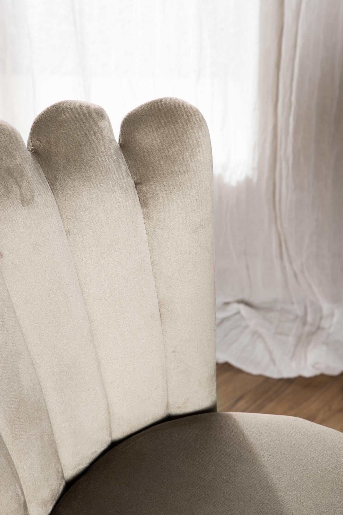 Limhamn Stuhl: Eleganter Schalenstuhl mit luxuriösem Samtbezug und stabilen Metallbeinen für höchsten Komfort im Esszimmer.