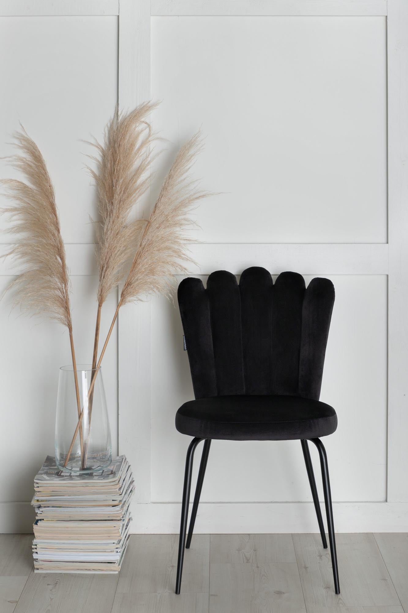 Entdecken Sie den Limhamn Stuhl von Furniture Fashion: Eleganter Samt, stabile Metallbeine und optimaler Komfort für Ihr modernes Esszimmer.