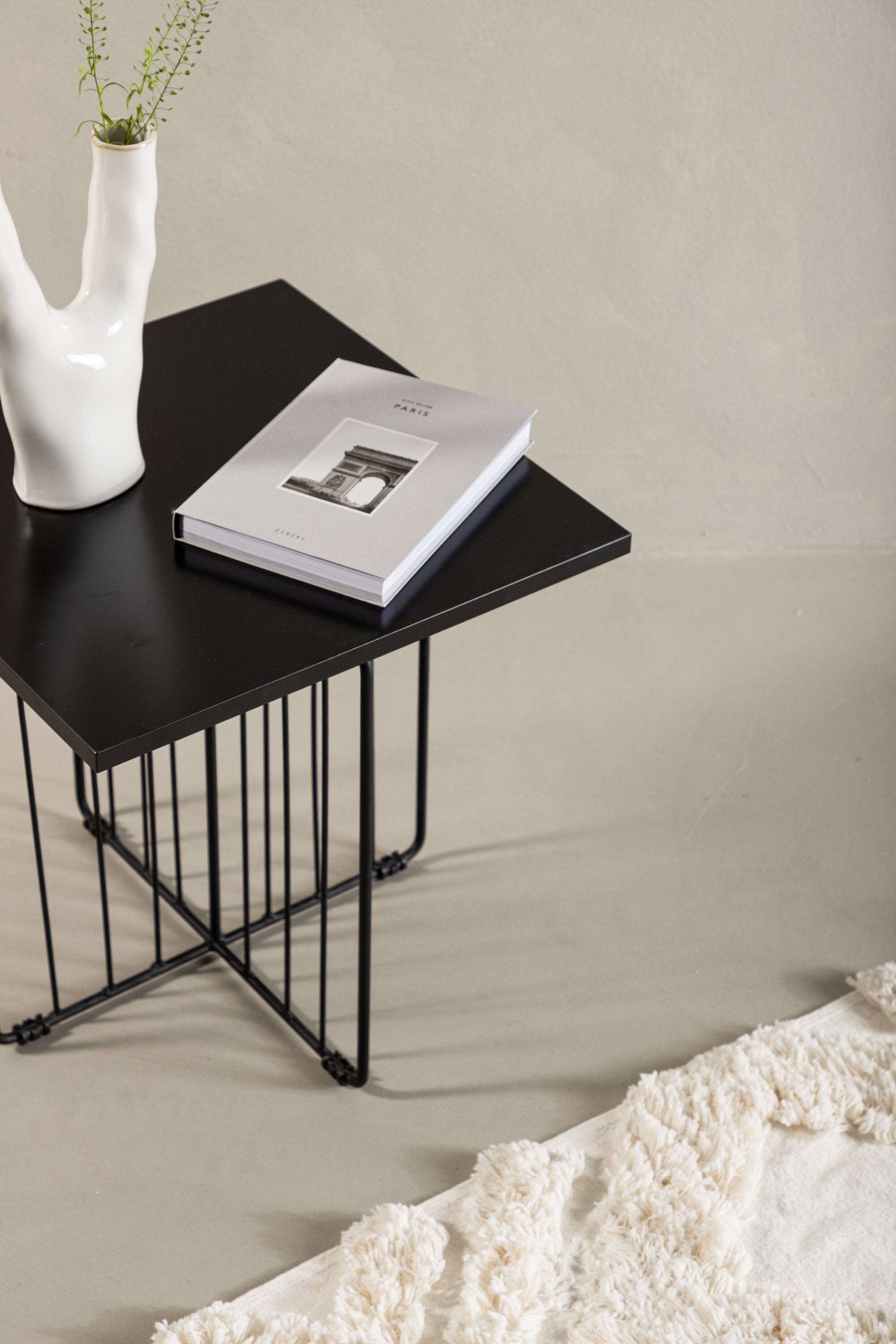 Dayton Coffee Tisch in Schwarz präsentiert im Onlineshop von KAQTU Design AG. Beistelltisch ist von Venture Home