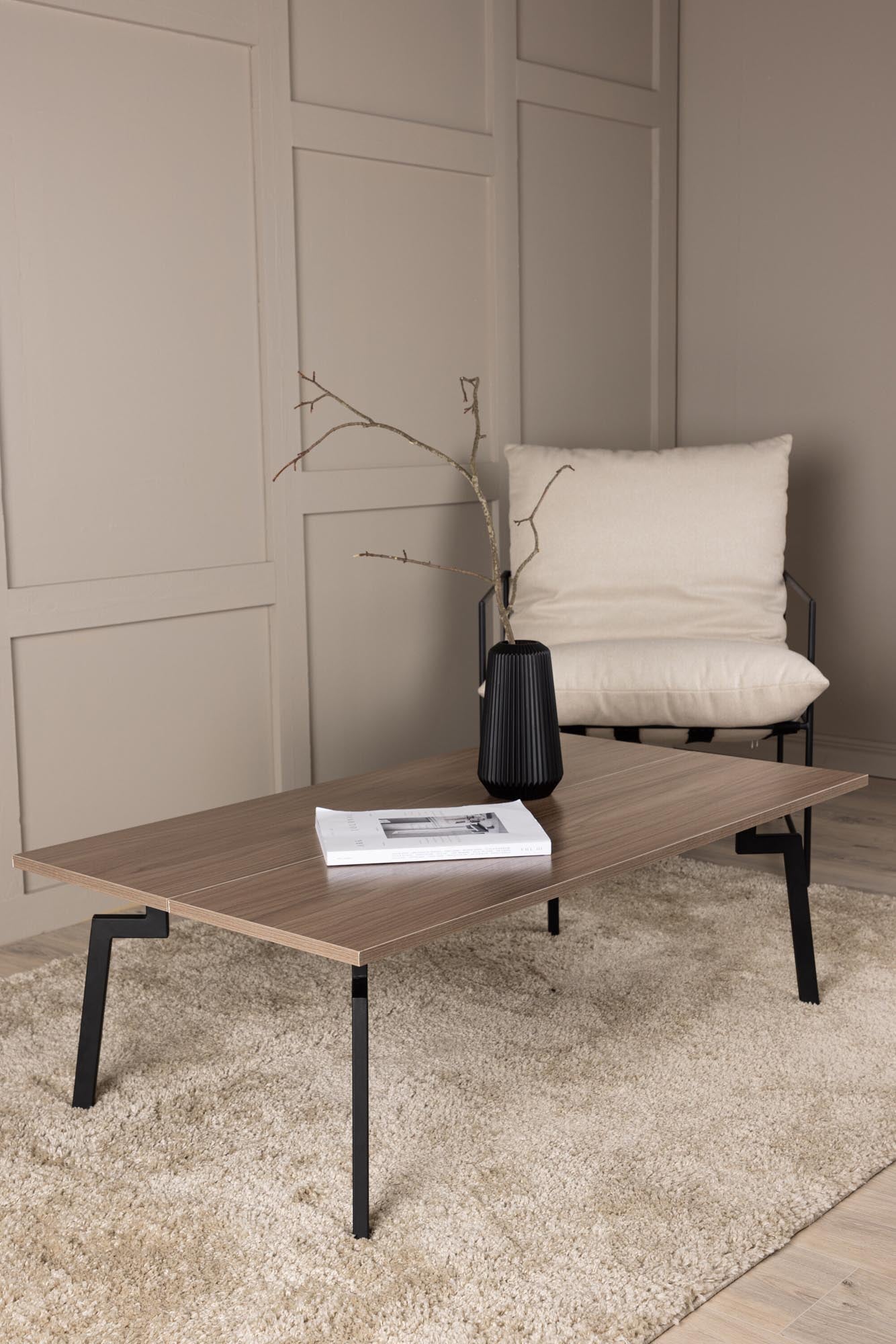 Erleben Sie den Bethan Beistelltisch von Venture Home: stilvolles skandinavisches Design, langlebige Materialien und vielseitige Nutzungsmöglichkeiten für Ihr Zuhause.