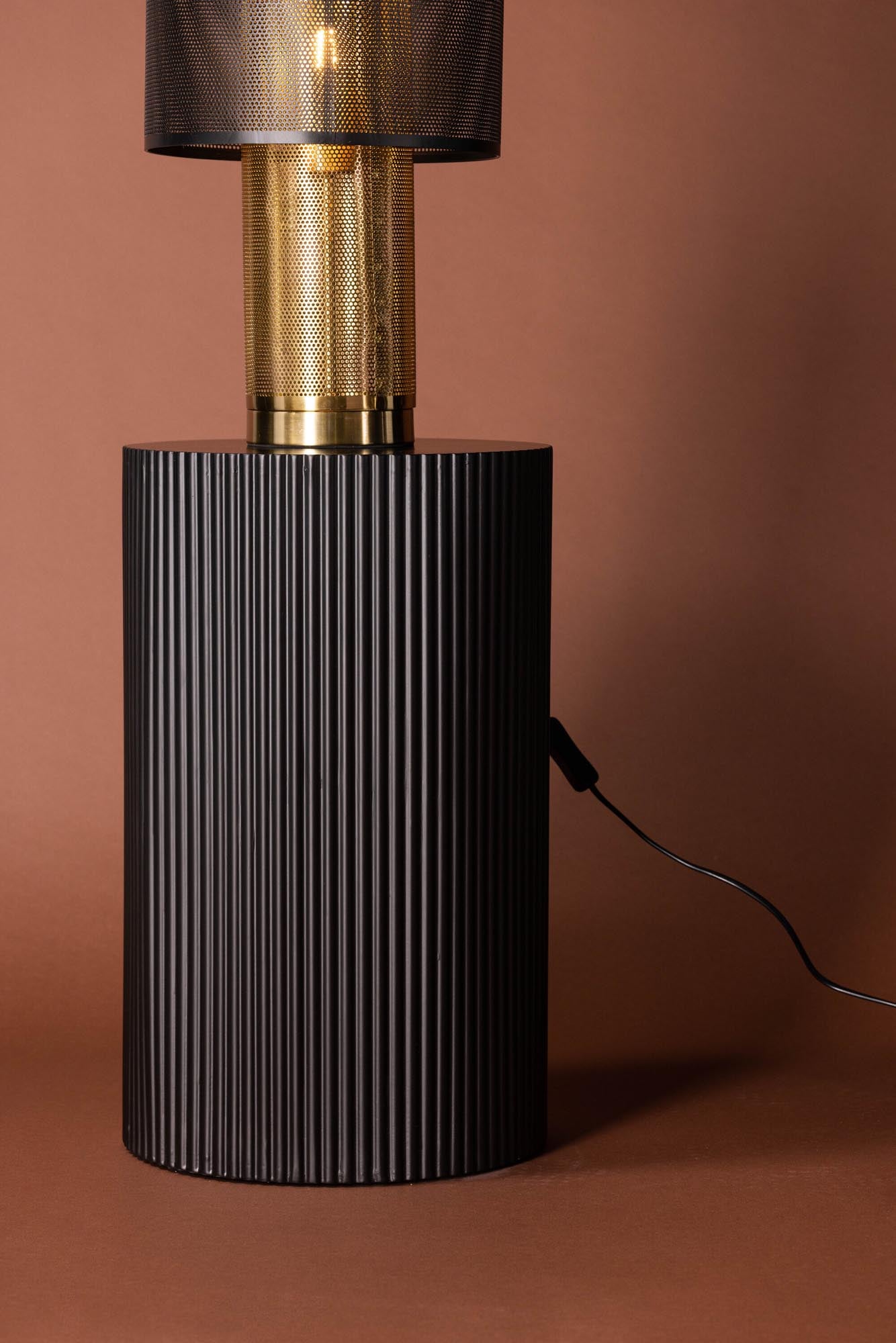 Lenox Beistelltisch von Venture Home: Eleganter, runder Tisch in frischem Gelb mit einzigartiger Textur – ideal für jeden Raum.