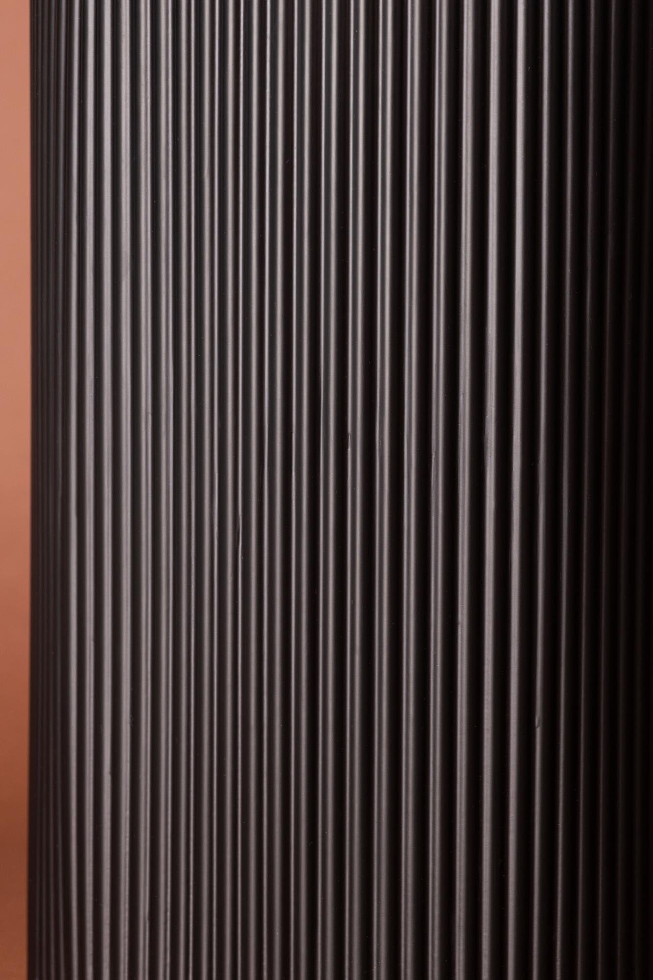 Lenox Beistelltisch von Venture Home: Moderner, runder Tisch in lebhaftem Gelb mit geriffelter Oberfläche – perfekter Akzent für Ihr Zuhause.