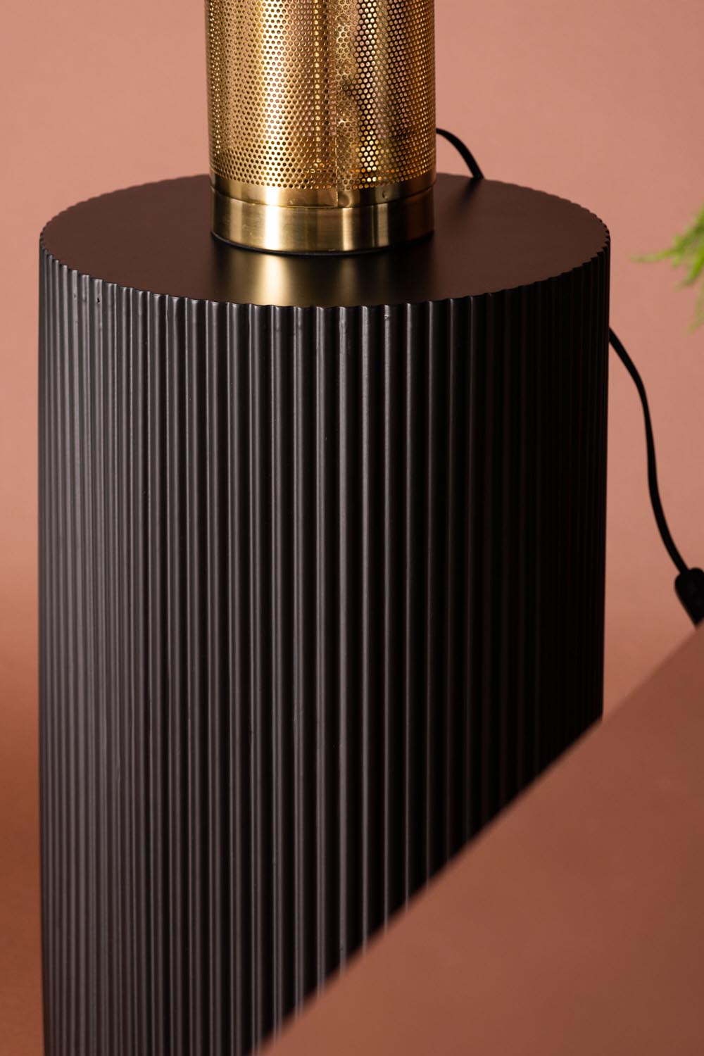 Lenox Beistelltisch in Schwarz präsentiert im Onlineshop von KAQTU Design AG. Beistelltisch ist von Venture Home