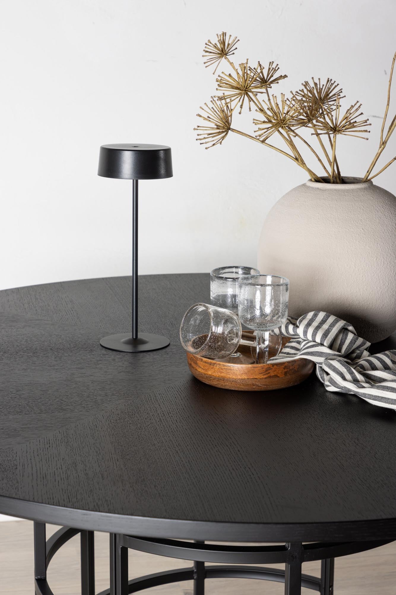 Eleganter Copenhagen Esstisch von Furniture Fashion: Runde MDF-Tischplatte, schwarzes Metallgestell, ideal für gesellige Anlässe und modernes Wohnen.