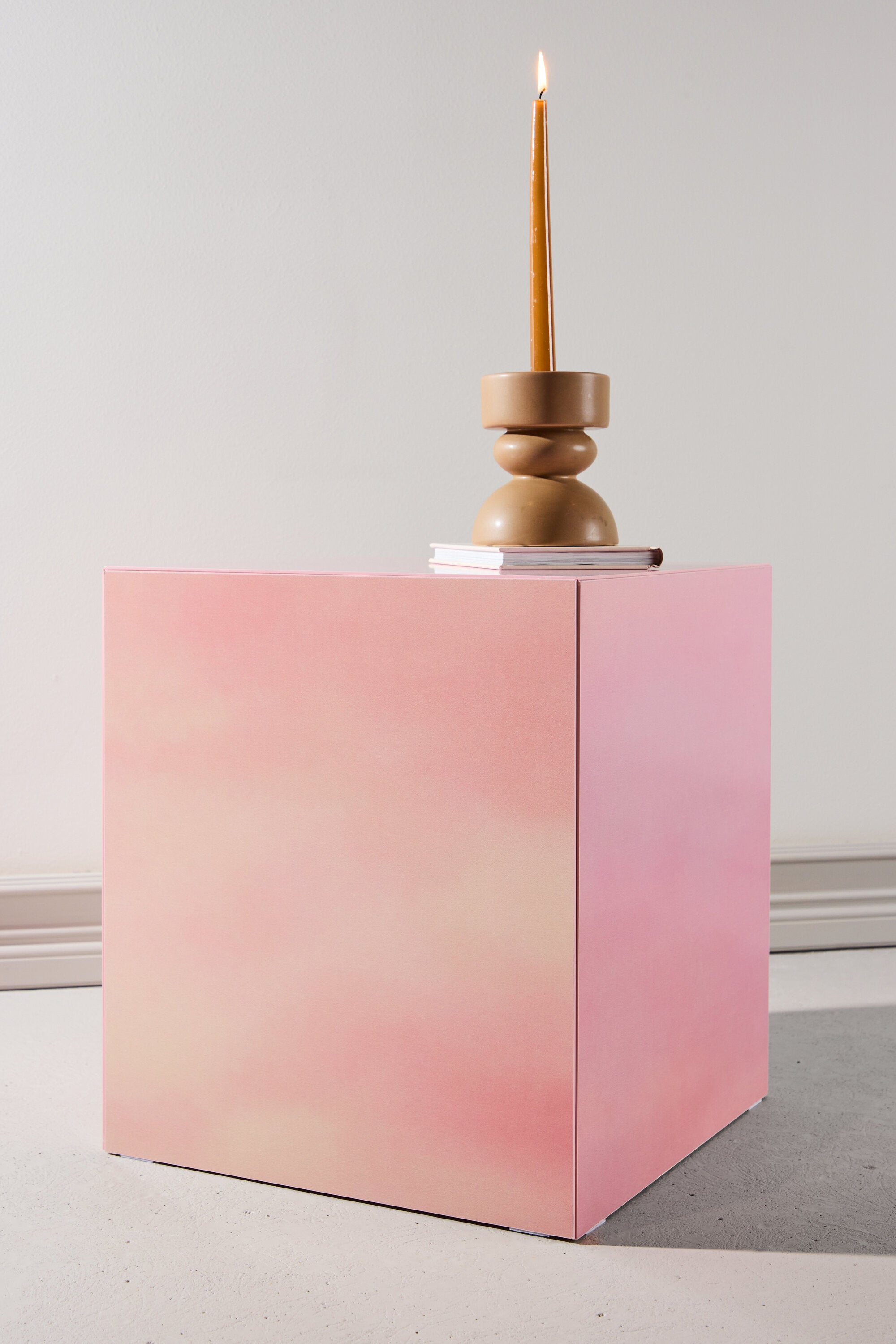 York Couchtisch in Pink präsentiert im Onlineshop von KAQTU Design AG. Beistelltisch ist von Venture Home