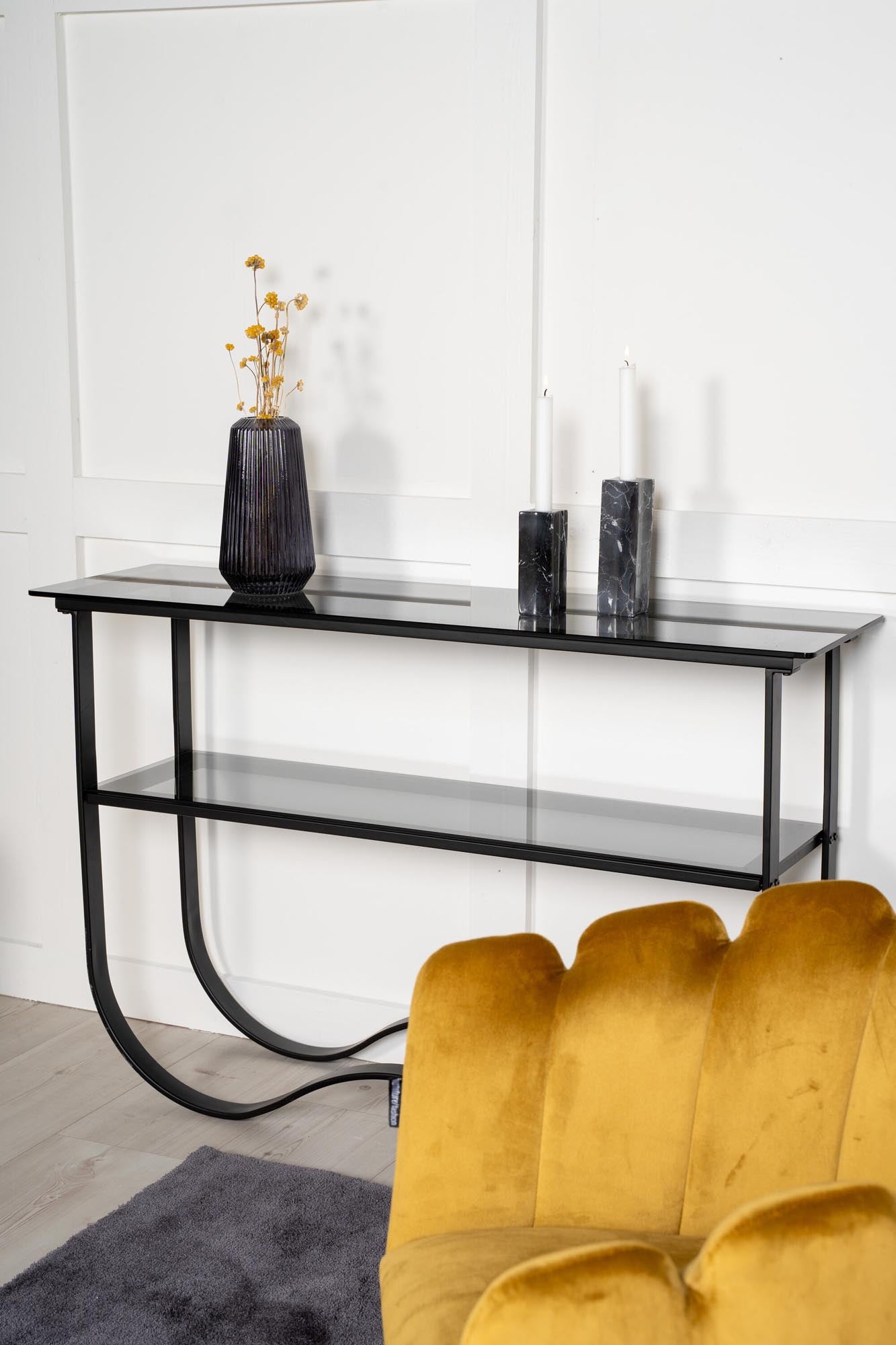 Der Wavy Beistelltisch von Furniture Fashion besticht durch sein modernes Design und wellenförmige Eleganz, ideal für stilvolle Räume.