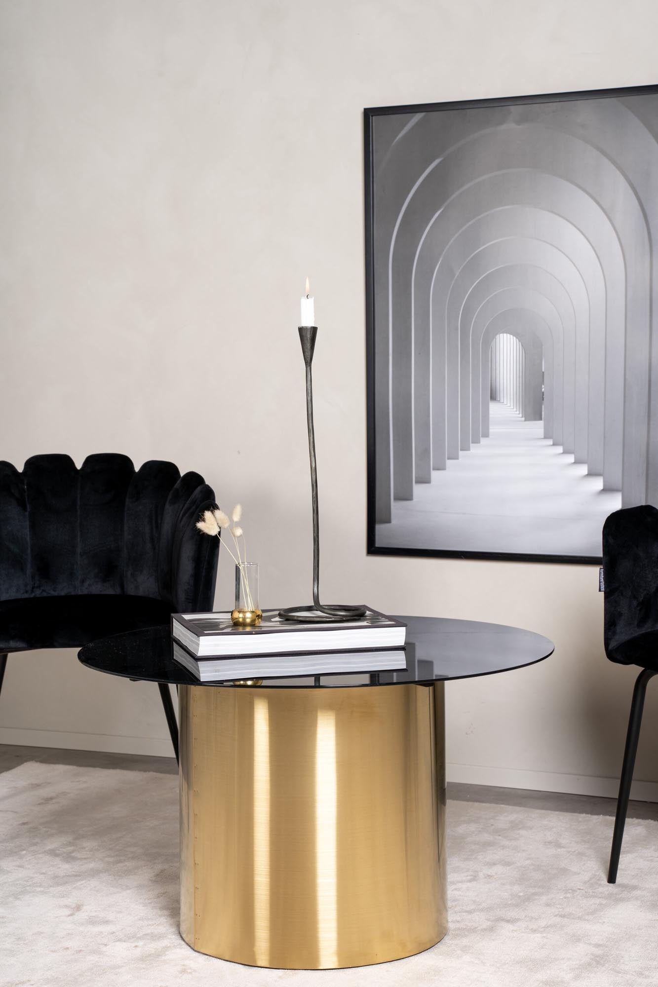 Der Ystad Beistelltisch kombiniert schwarzes Glas mit goldenen Akzenten für zeitlose Eleganz und vielseitige Funktionalität.