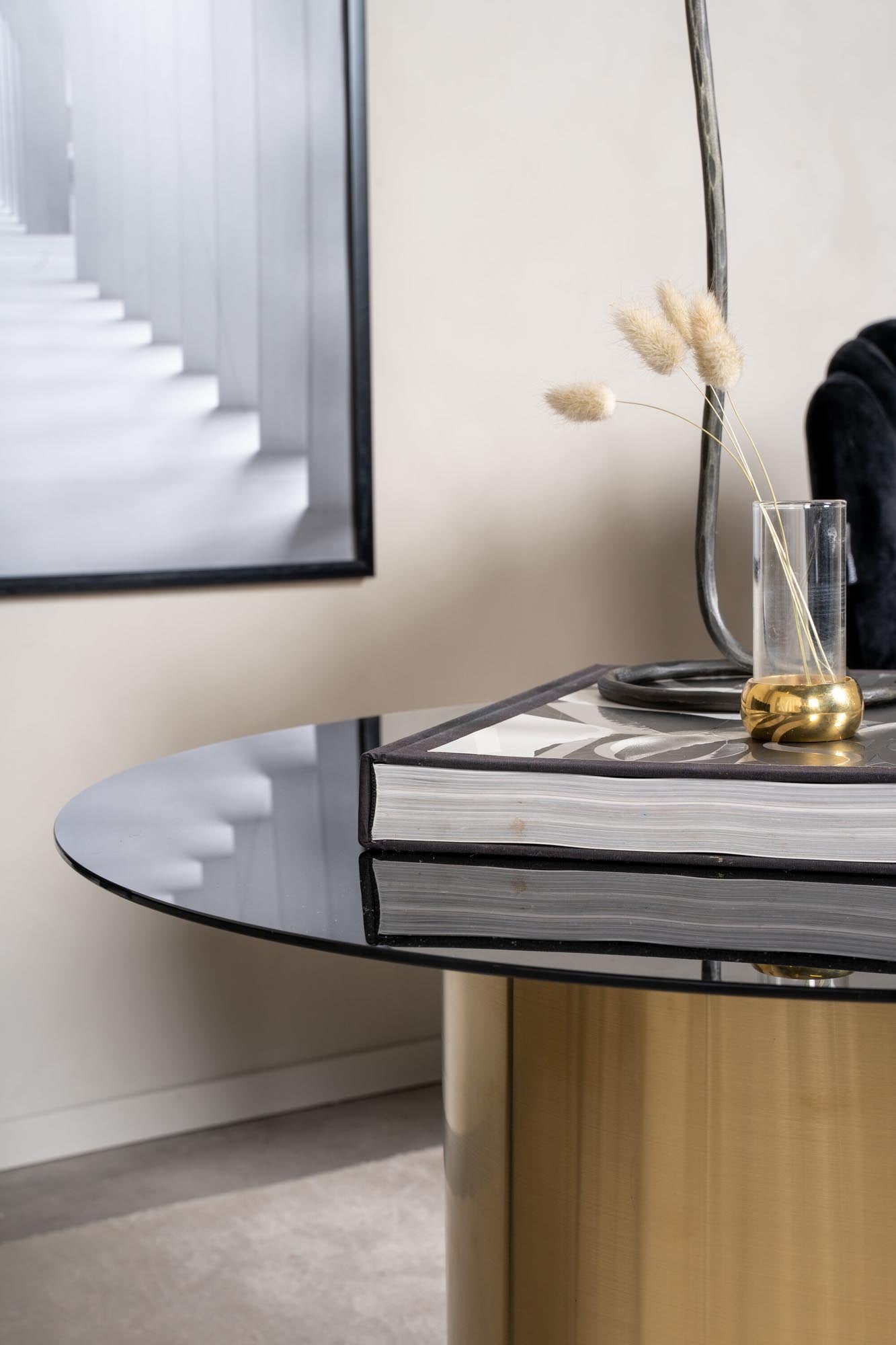 Eleganter Ystad Beistelltisch von Furniture Fashion, perfekt für moderne Wohnräume, vielseitig einsetzbar und stilvoll gestaltet.