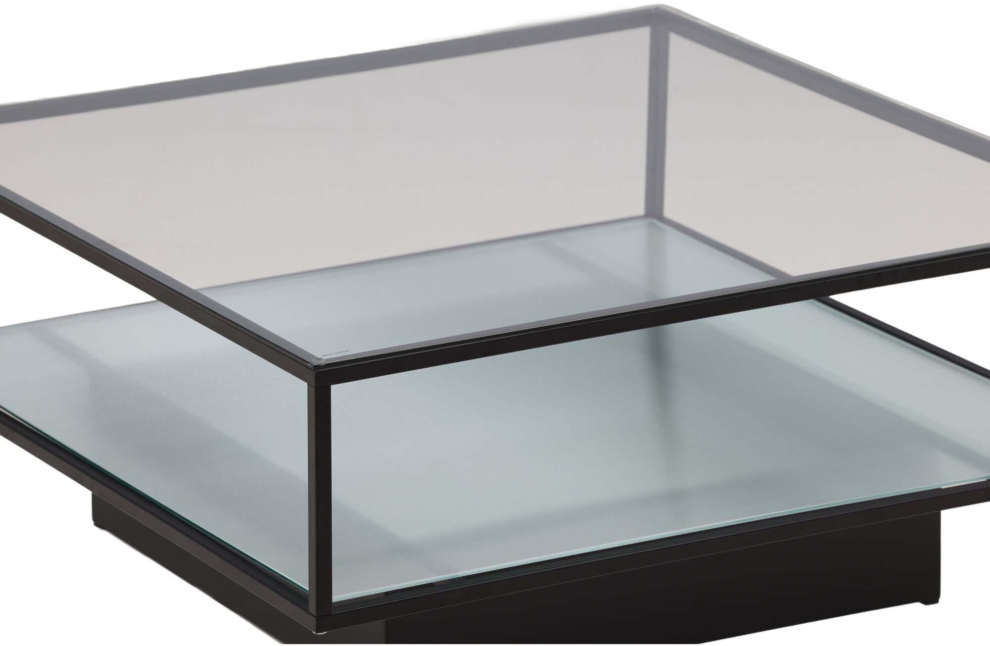 Der Maglehem Beistelltisch von Furniture Fashion kombiniert elegantes Design mit praktischer Nutzung. Perfekt für jedes moderne Zuhause.