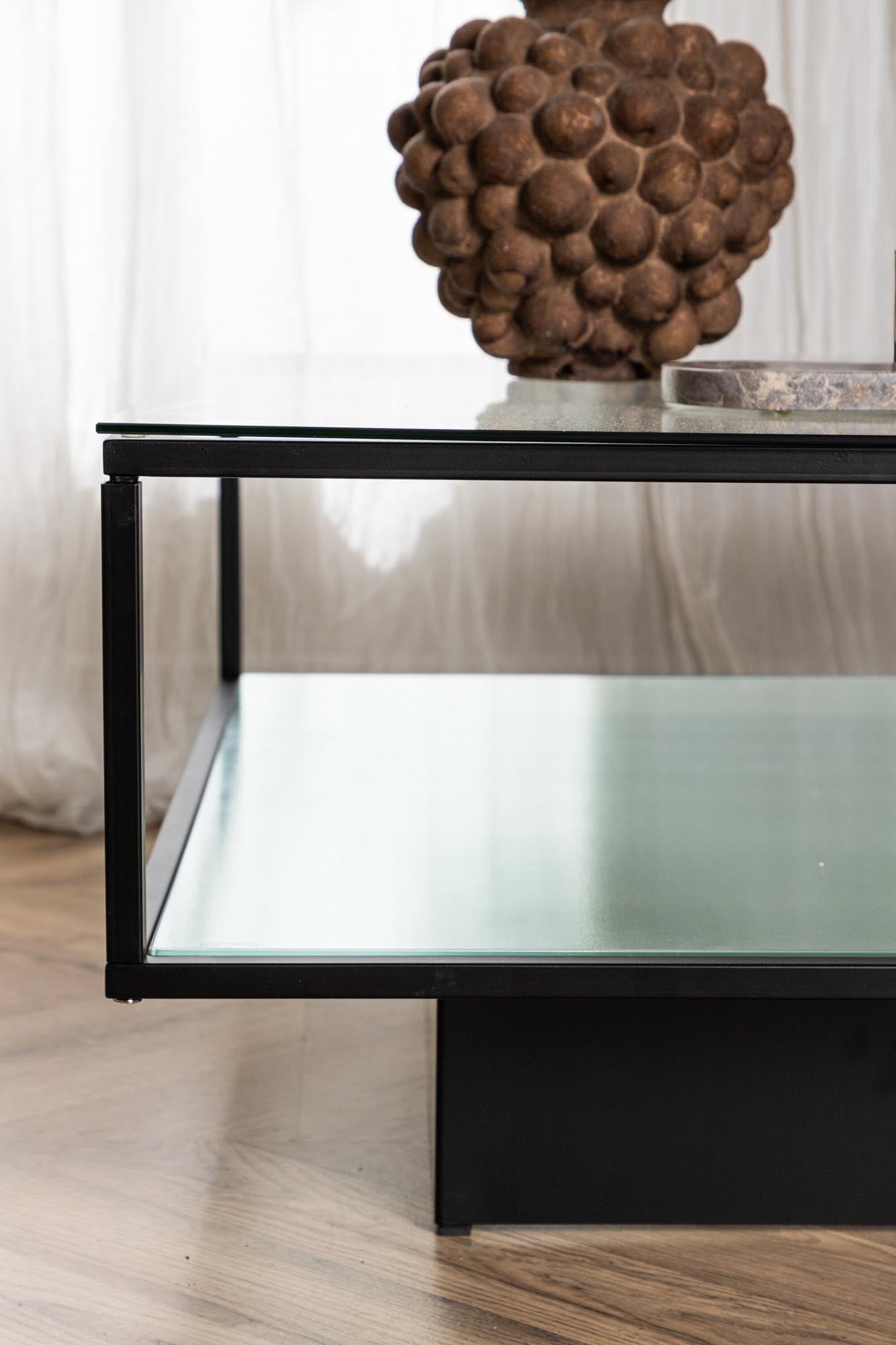 Der Maglehem Beistelltisch vereint stilvolles Glas und robusten Stahl. Perfekt für jeden Raum, bietet er Funktionalität und zeitlose Eleganz.