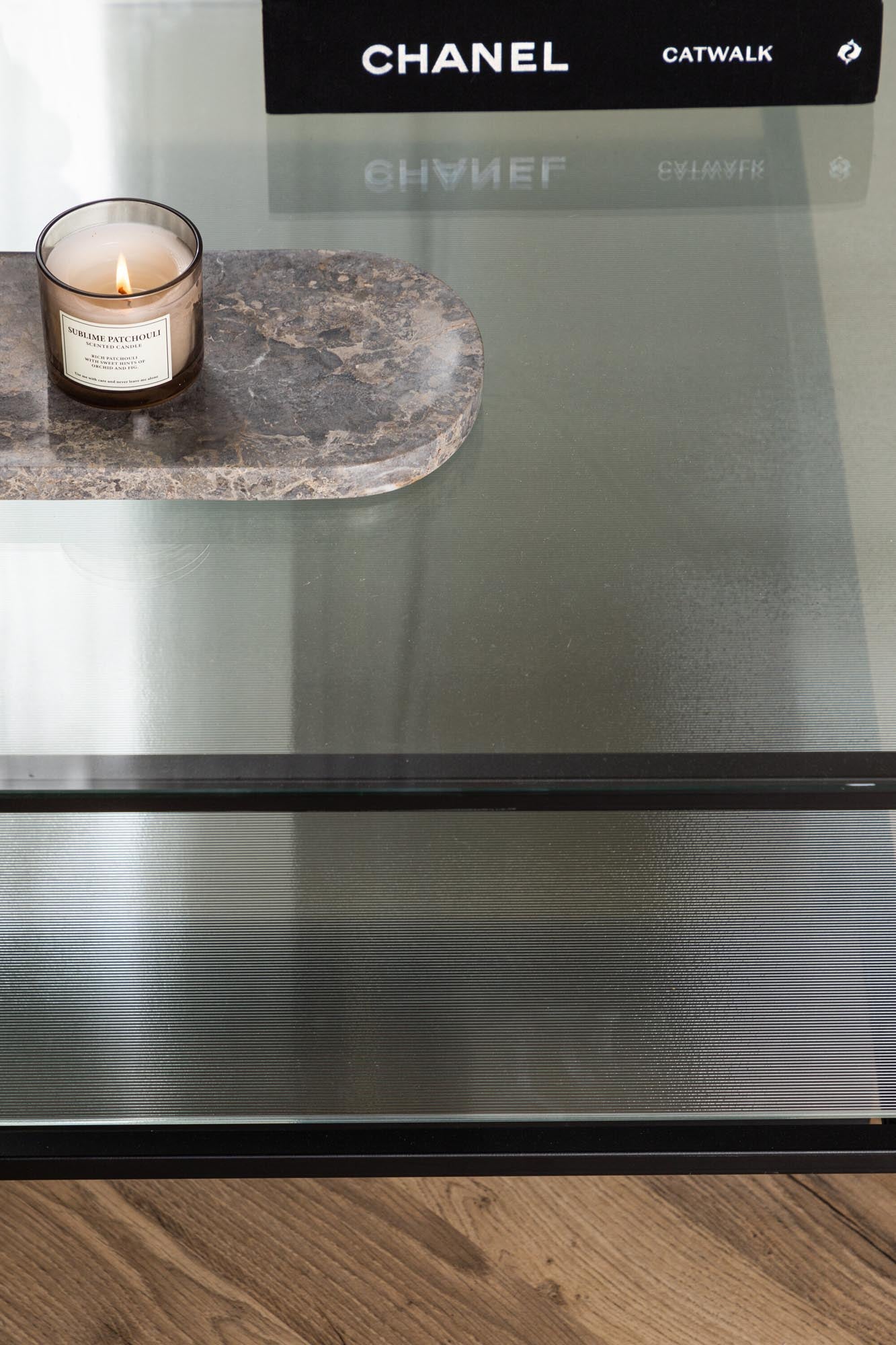 Stilvoller Maglehem Tisch: Glas-Metall-Design für moderne Räume.