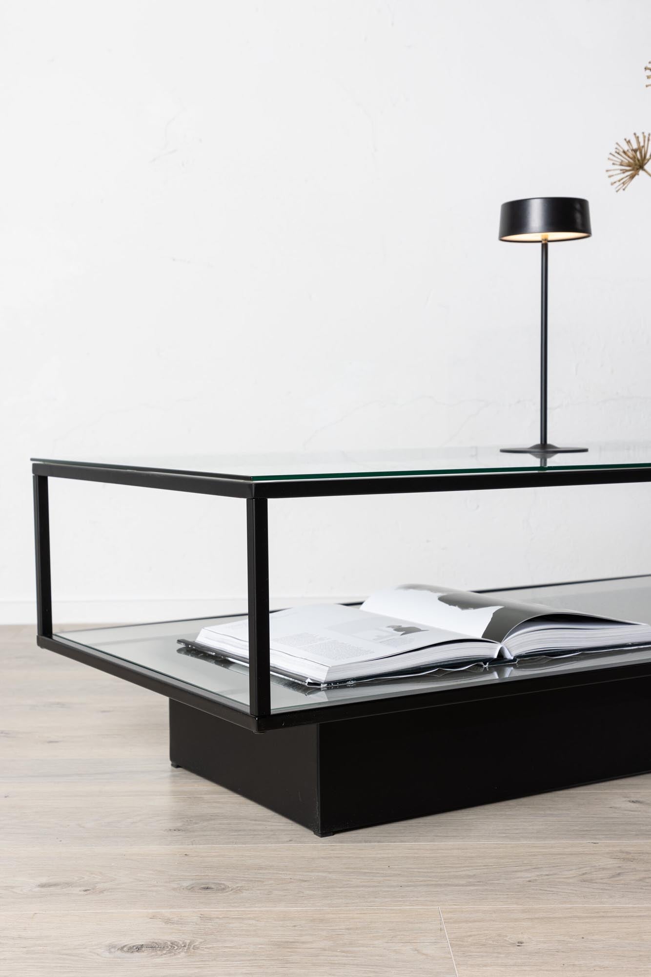 Entdecken Sie den Maglehem Beistelltisch von Furniture Fashion – eine stilvolle Kombination aus Glas und schwarzem Stahl für Ihr modernes Zuhause.