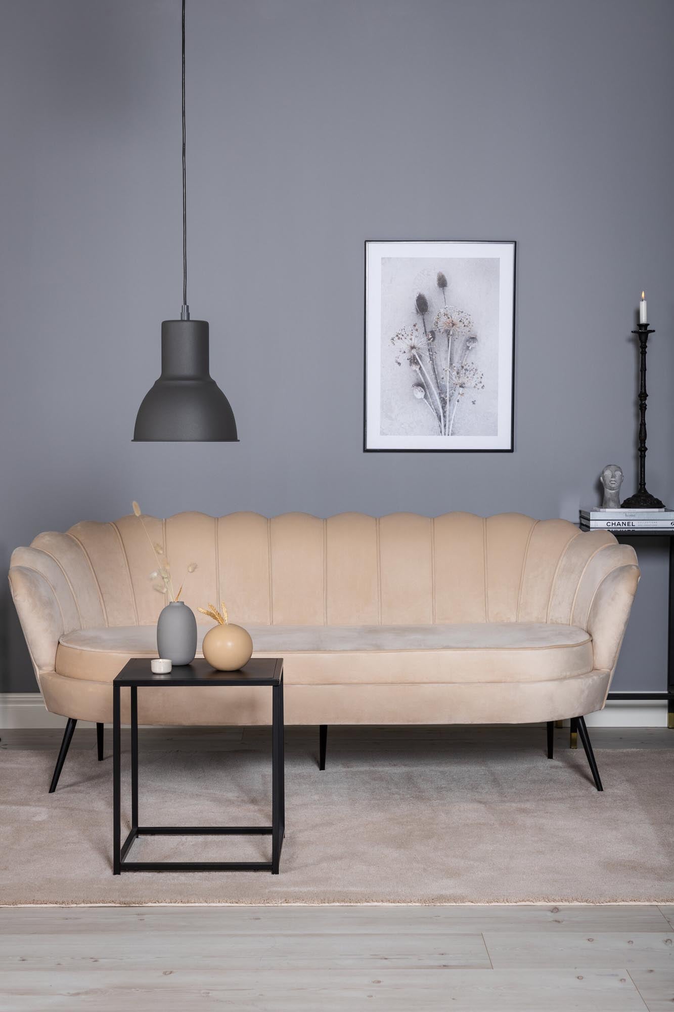 Calais Sofa von Venture Home: Luxuriöser Samt, modernes Design und optimaler Komfort für stilvolle Entspannung in jedem Raum.