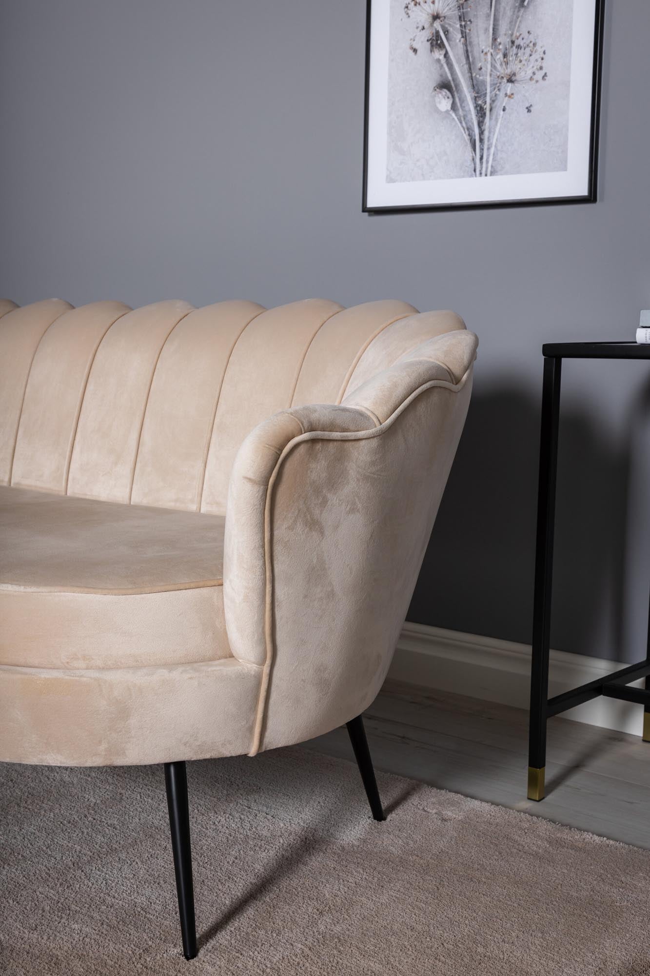 Luxuriöses Calais Sofa: Cremeweisser Samt, elegantes Design, optimaler Komfort, stabil, zeitloser Hingucker.