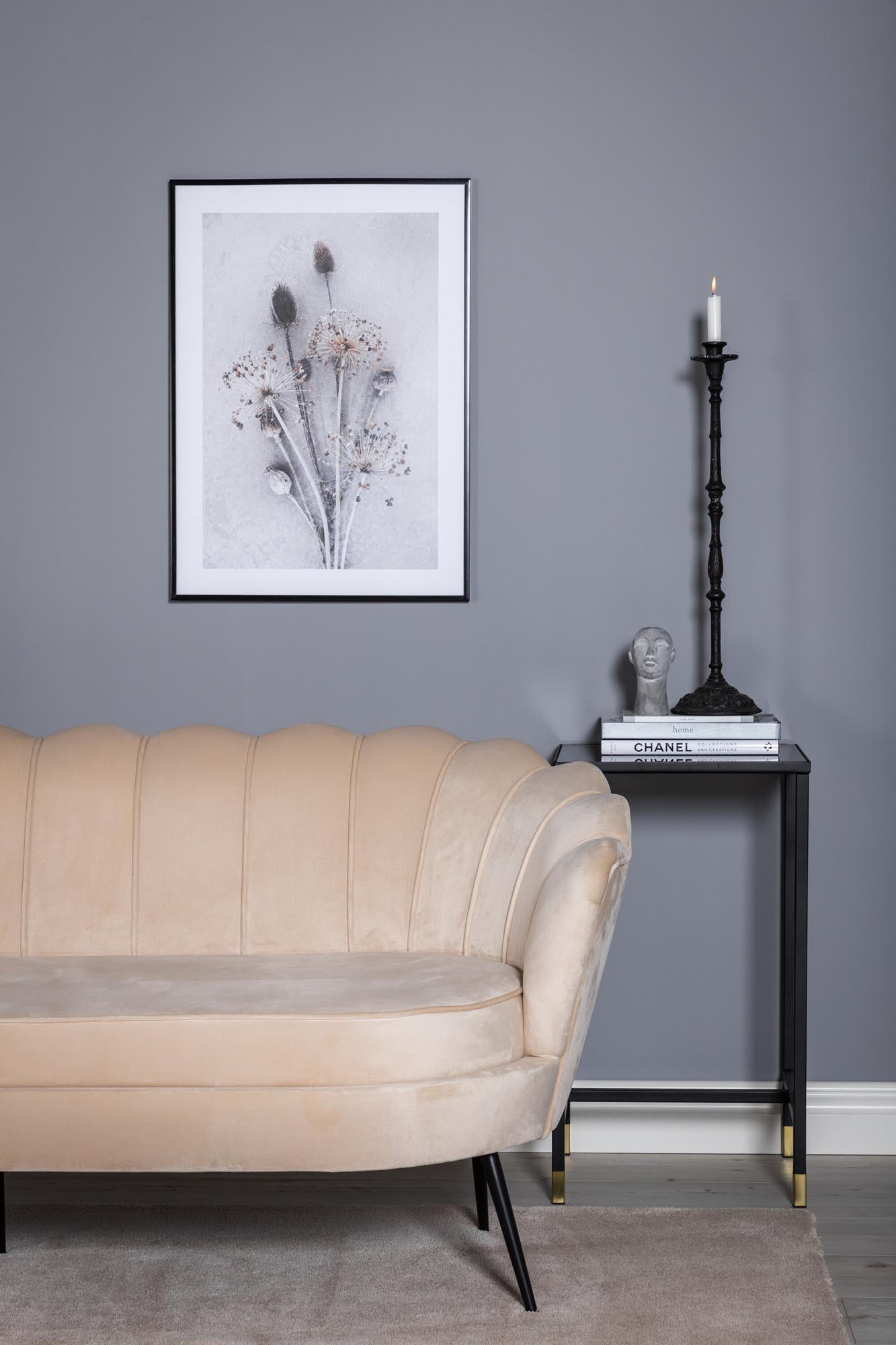 Luxuriöses Calais Sofa von Venture Home in edlem Creme, ideal für entspannte Stunden und stilvolle Wohnzimmergestaltung.