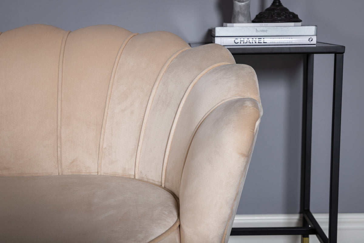 Calais Sofa in Beige präsentiert im Onlineshop von KAQTU Design AG. 3er Sofa ist von Venture Home