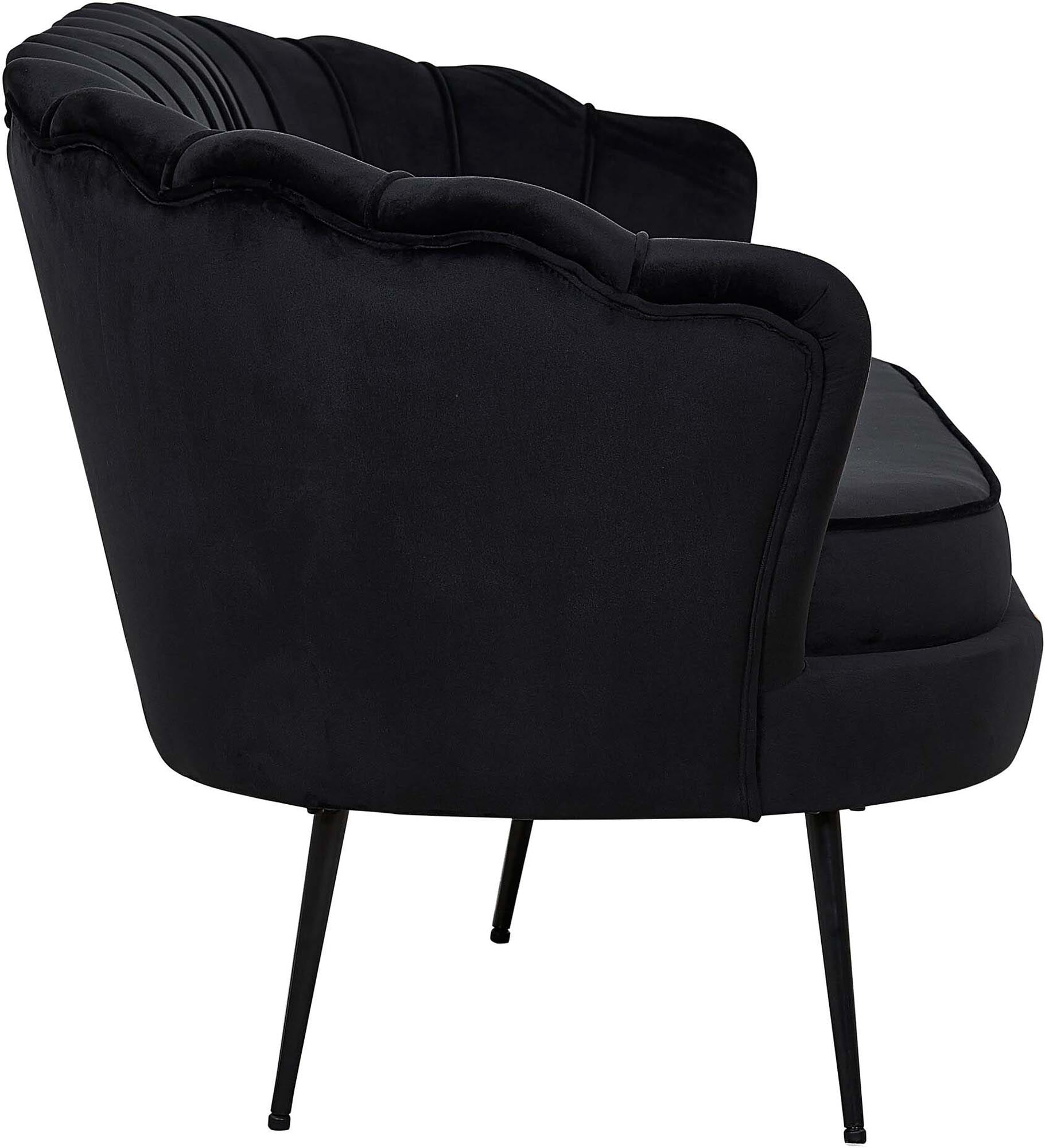 Calais Sofa von Venture Home: Elegantes Design in cremeweißem Samt für Komfort und Stil in jedem Wohnzimmer.