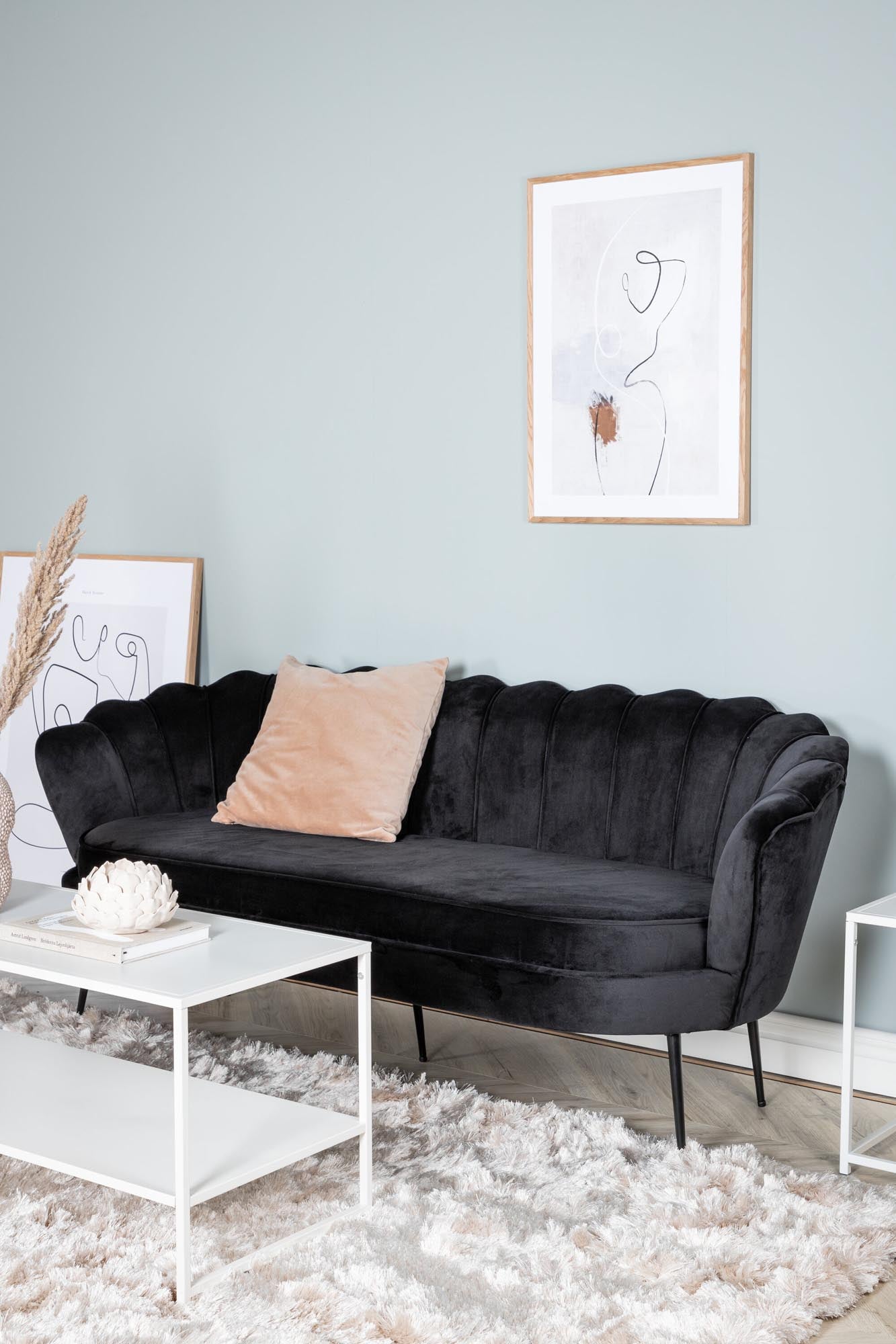 Luxuriöses Calais Sofa von Venture Home: Cremeweisser Samt, modernes Design, ideal für entspannte Stunden mit Familie und Freunden.