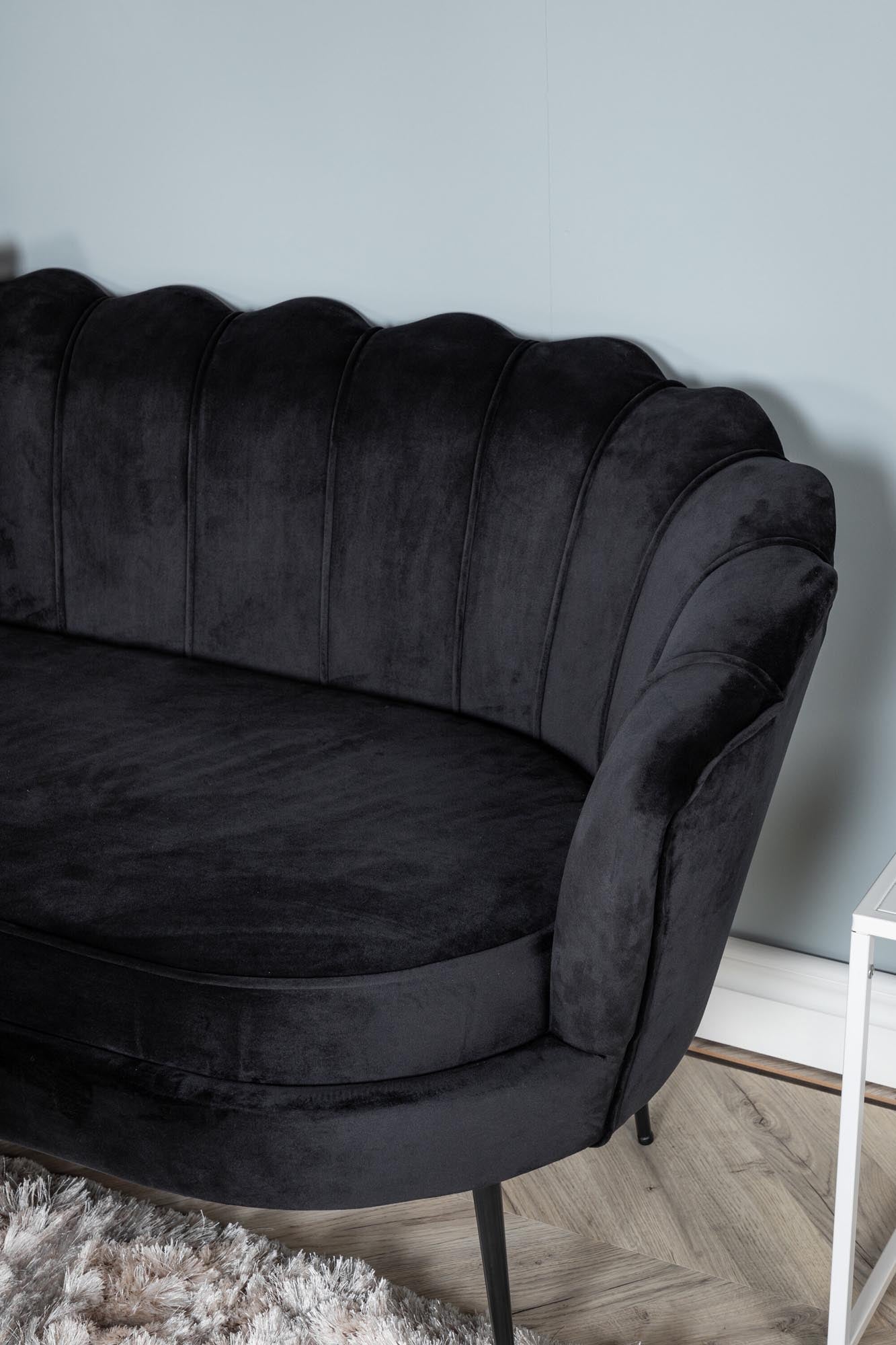 Elegantes Calais Sofa von Venture Home: Weicher Samtbezug, stilvolle Metallbeine, perfekter Komfort für gesellige Abende und entspannte Momente.