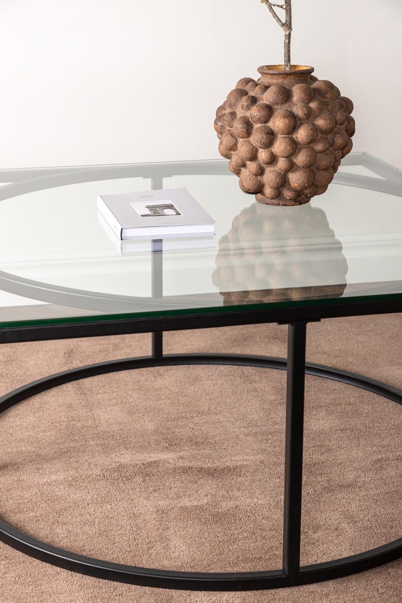 Skanör Beistelltisch: Zeitloses Design mit Glas und Metallakzenten.