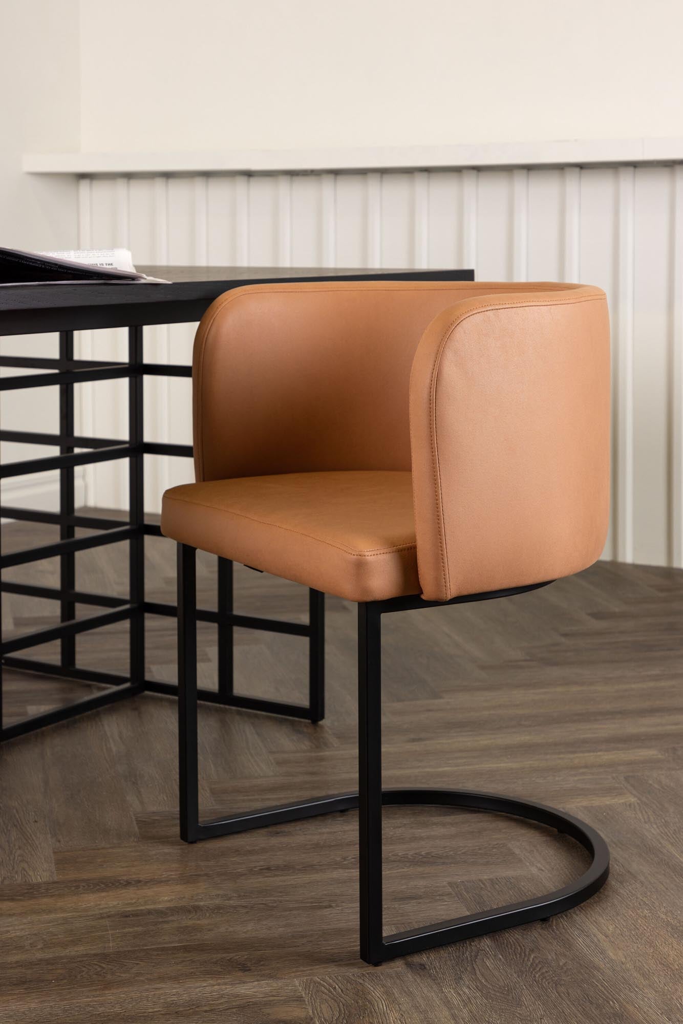 Der Simrishamn Stuhl von Furniture Fashion besticht durch modernes Design, Komfort und hochwertige Materialien.