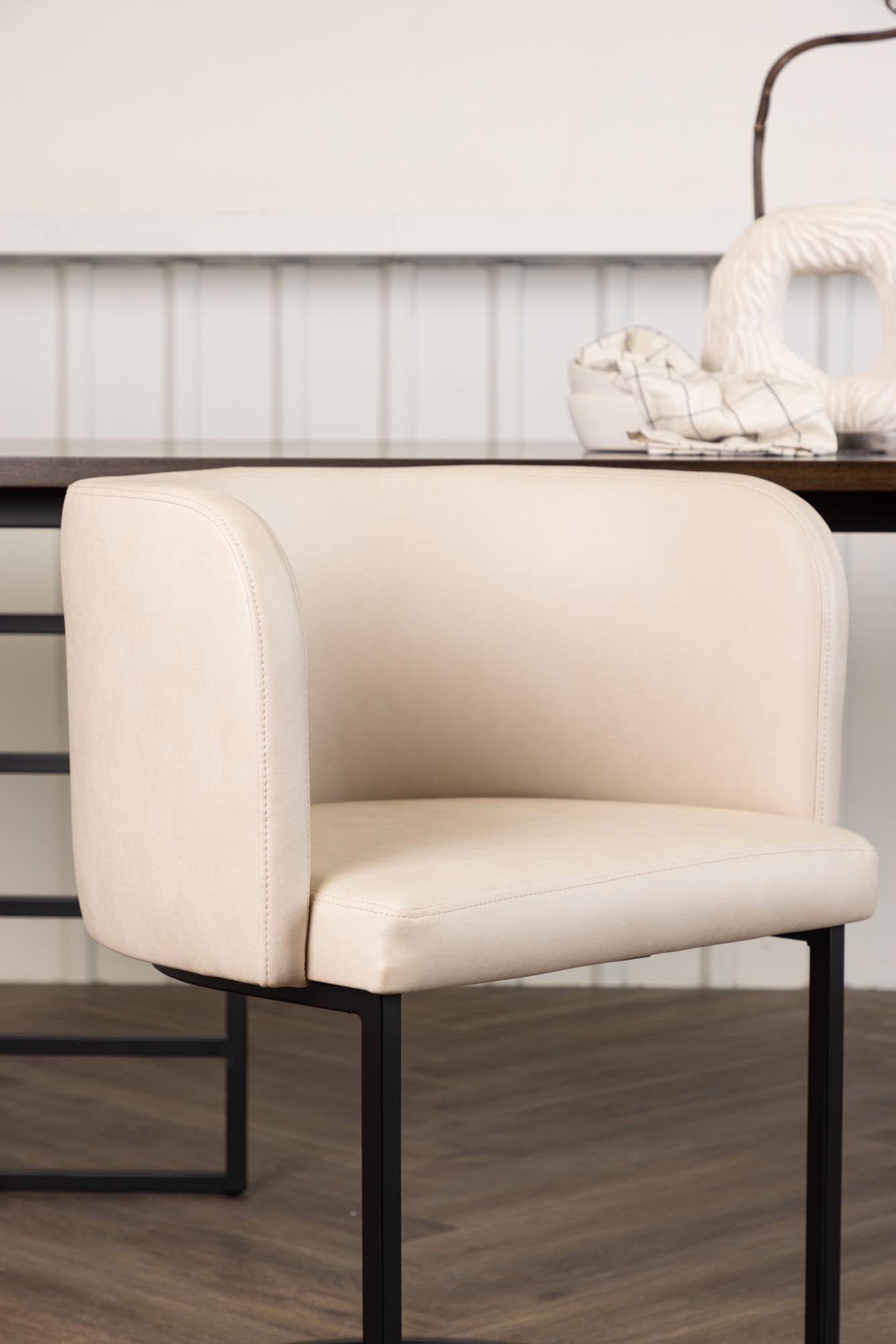 Moderner Schalenstuhl Simrishamn in zartem Beige mit komfortablen Armlehnen, perfekt für elegante Innenräume von Furniture Fashion.