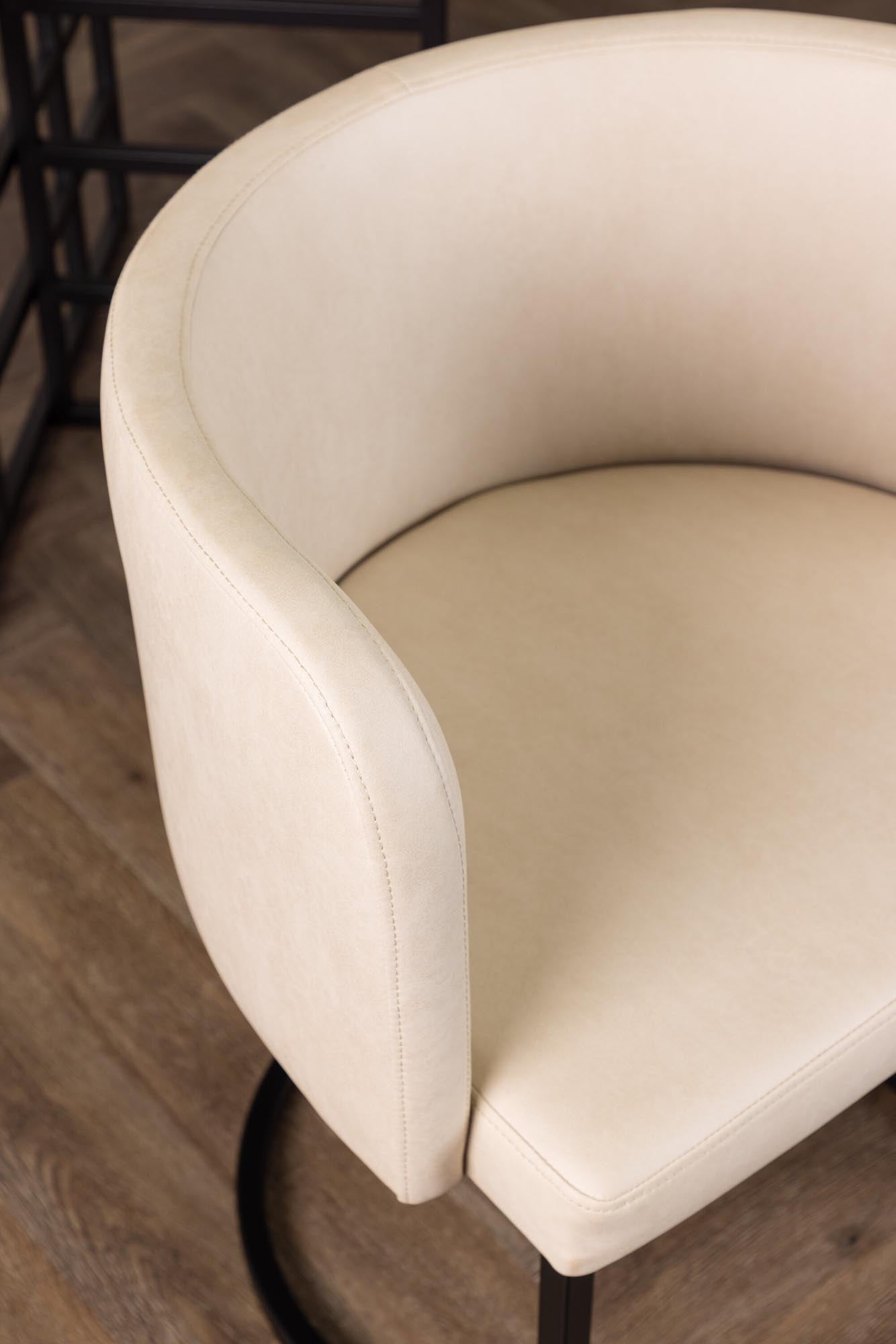 Moderner Schalenstuhl Simrishamn in zartem Beige, mit komfortablen Armlehnen, perfekt für einladende und stilvolle Wohnbereiche.