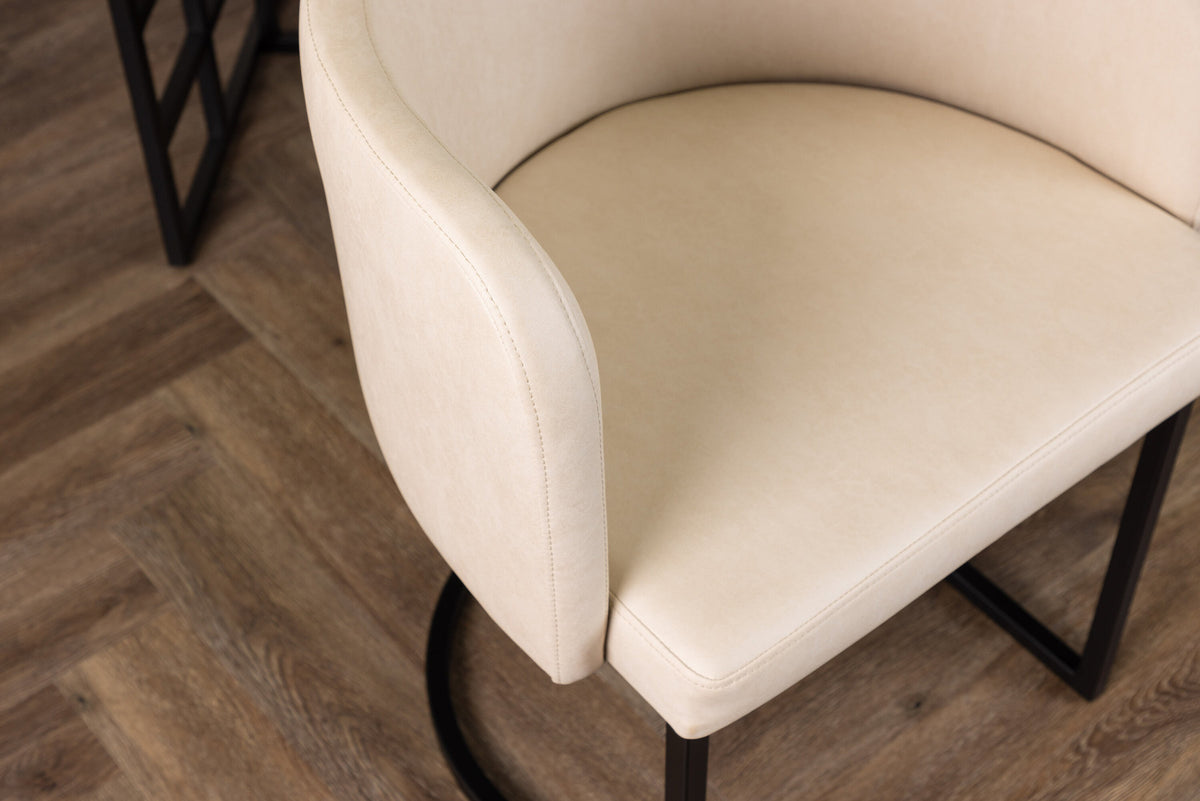 Simrishamn Stuhl in Beige präsentiert im Onlineshop von KAQTU Design AG. Schalenstuhl mit Armlehne ist von Furniture Fashion