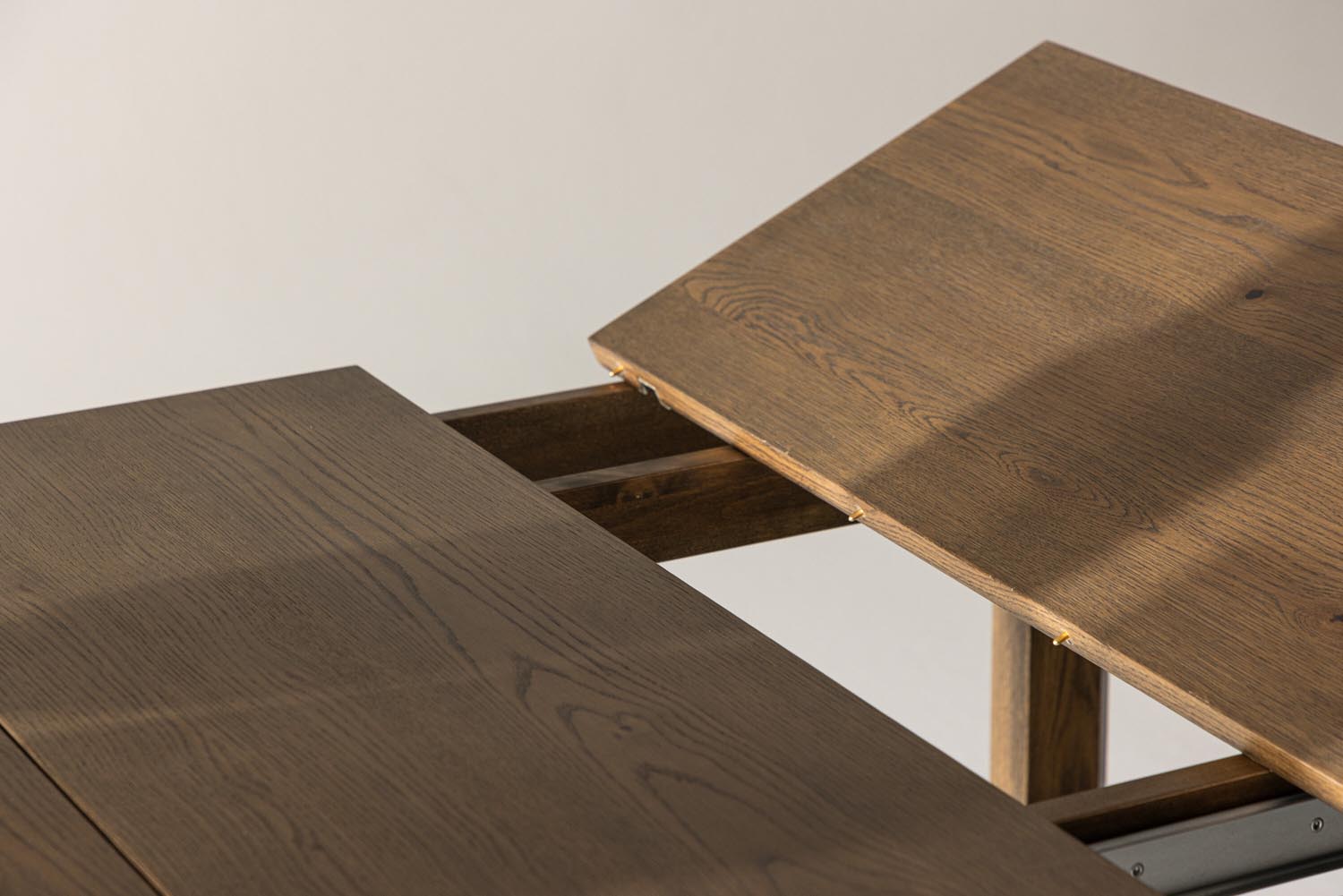 Entdecken Sie den Slider ausziehbaren Tisch von Vind: Hochwertige Eiche, modernes Design und Platz für gesellige Runden. Ideal für Ihr Zuhause!