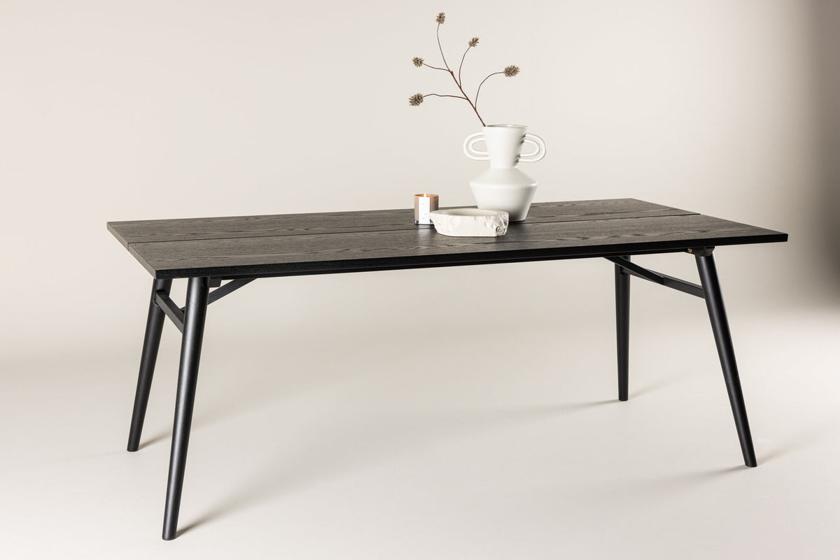 Sleek ausziehbarer Tisch in Schwarz präsentiert im Onlineshop von KAQTU Design AG. Esstisch ist von Venture Home