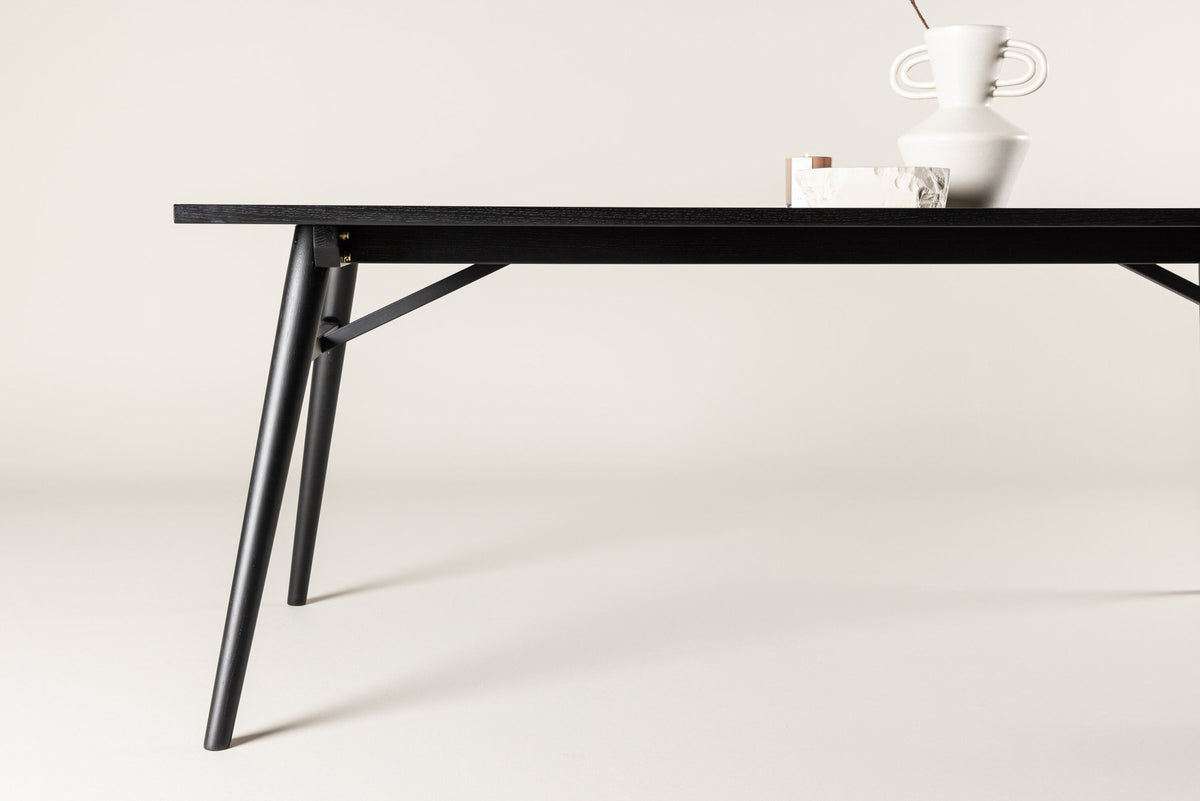 Sleek ausziehbarer Tisch in Schwarz präsentiert im Onlineshop von KAQTU Design AG. Esstisch ist von Venture Home