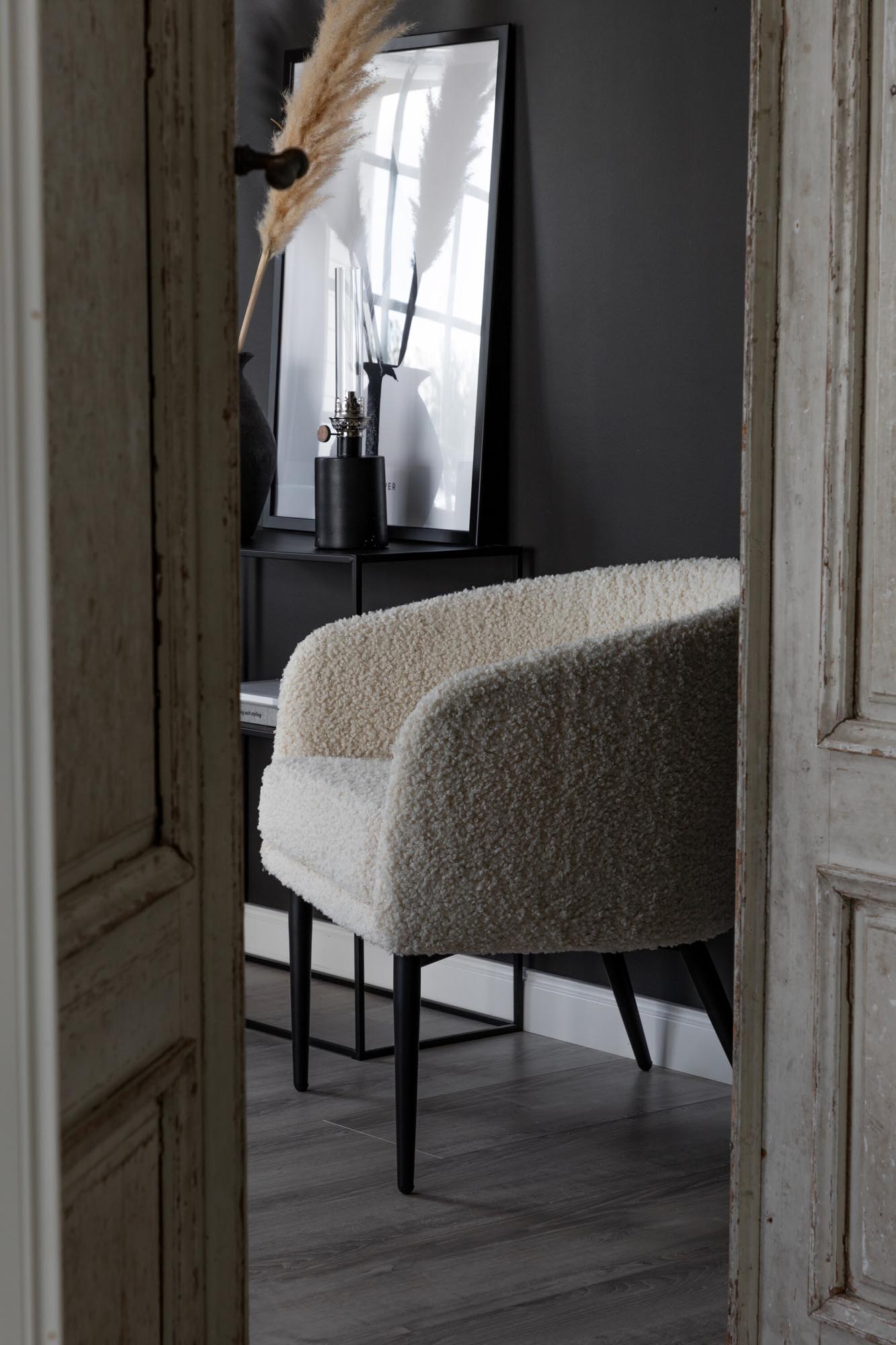 Fluffy Sessel in Weiss präsentiert im Onlineshop von KAQTU Design AG. Sessel mit Armlehnen ist von Venture Home